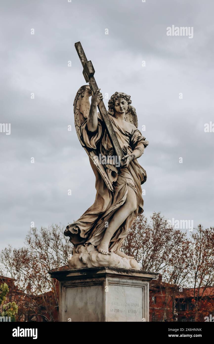 Ponte Sant'Angelo e Castel Sant'Angelo a Roma in un giorno nuvoloso di dicembre Foto Stock