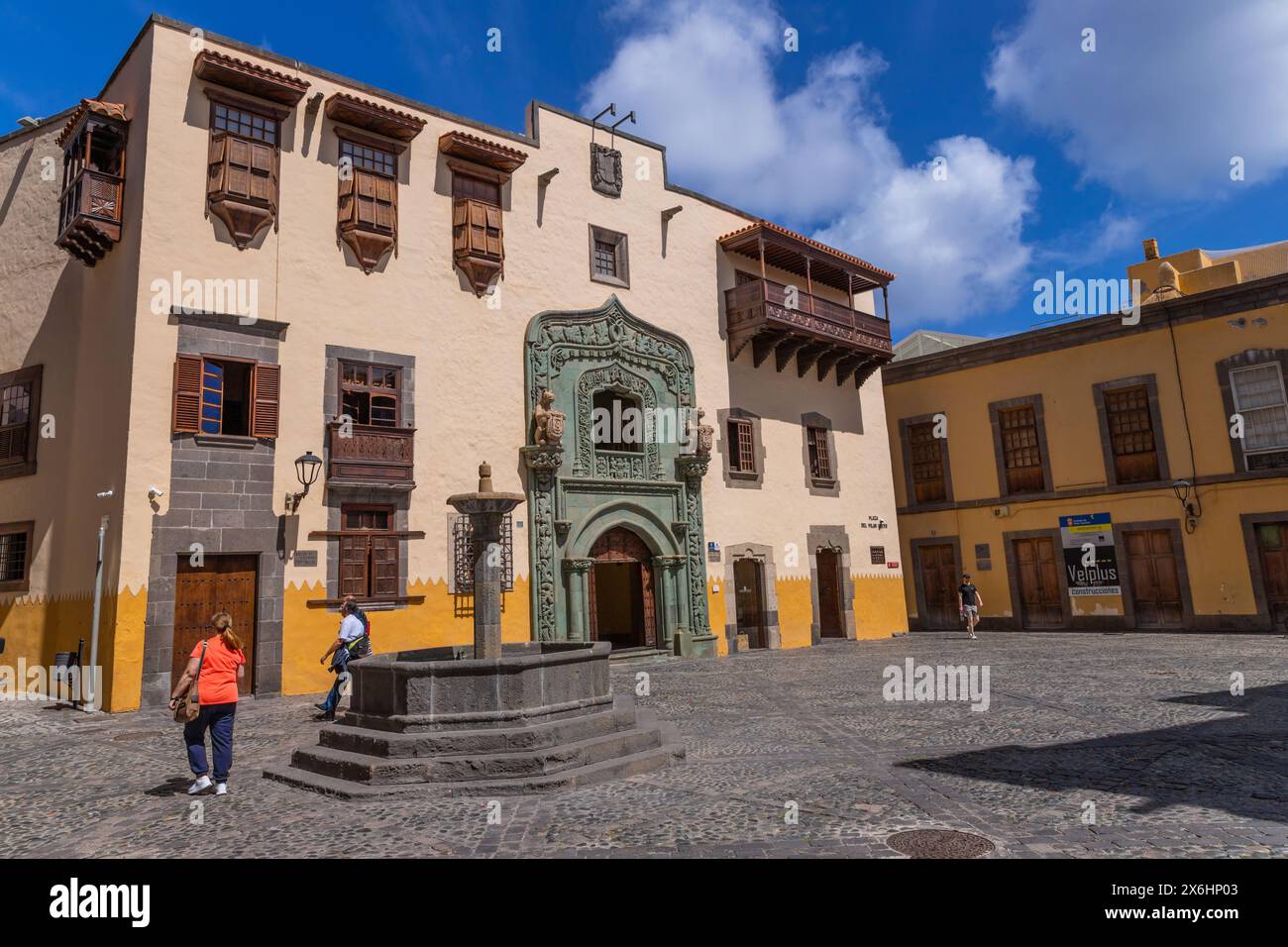 Gran Canaria, Spagna: 21 marzo 2024: Persone che camminano fuori dalla Biblioteca Colombina, Casa de Colon (casa di Colombo) Las Palmas, Gran Canaria, Spagna Foto Stock
