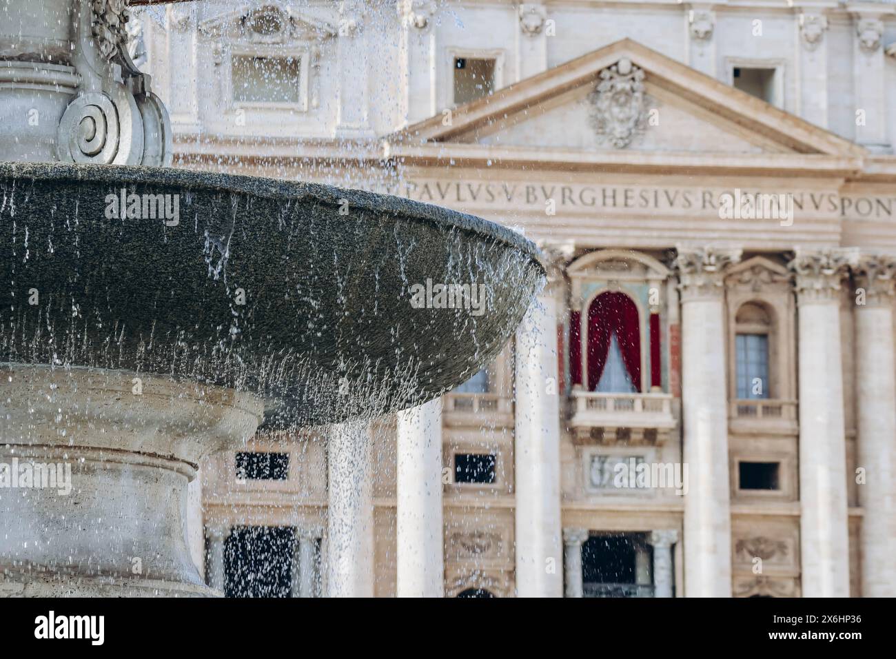 La Basilica Papale di San Pietro in Vaticano, o semplicemente la Basilica di San Pietro, una chiesa rinascimentale e barocca italiana situata nella città del Vaticano Foto Stock