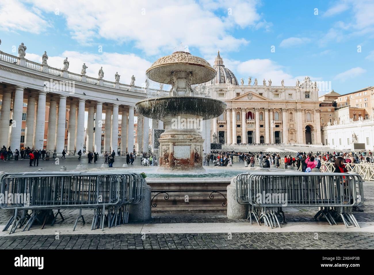La Basilica Papale di San Pietro in Vaticano, o semplicemente la Basilica di San Pietro, una chiesa rinascimentale e barocca italiana situata nella città del Vaticano Foto Stock