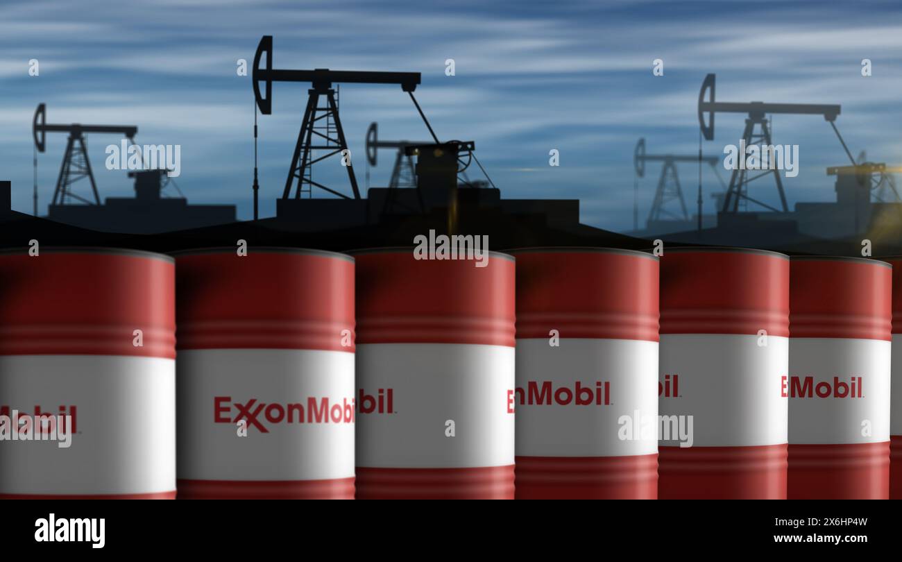 Poznan, Polonia, 12 maggio 2024: Il concetto di barili di petrolio e gas ExxonMobile è in corso di fila. Exxon Mobile e contenitori industriali a benzina illustrati 3d. Foto Stock