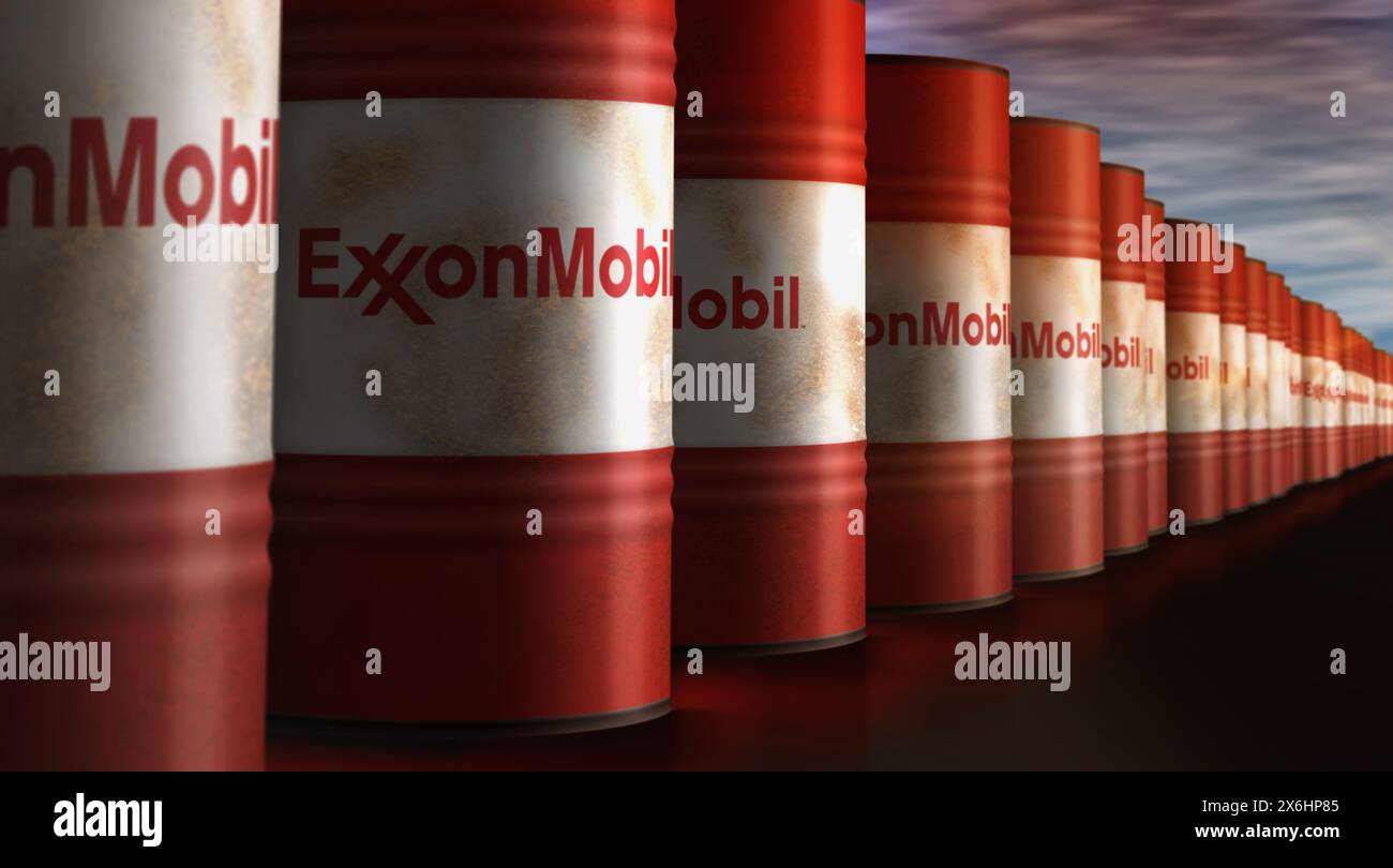 Poznan, Polonia, 12 maggio 2024: Il concetto di barili di petrolio e gas ExxonMobile è in corso di fila. Exxon Mobile e contenitori industriali a benzina illustrati 3d. Foto Stock