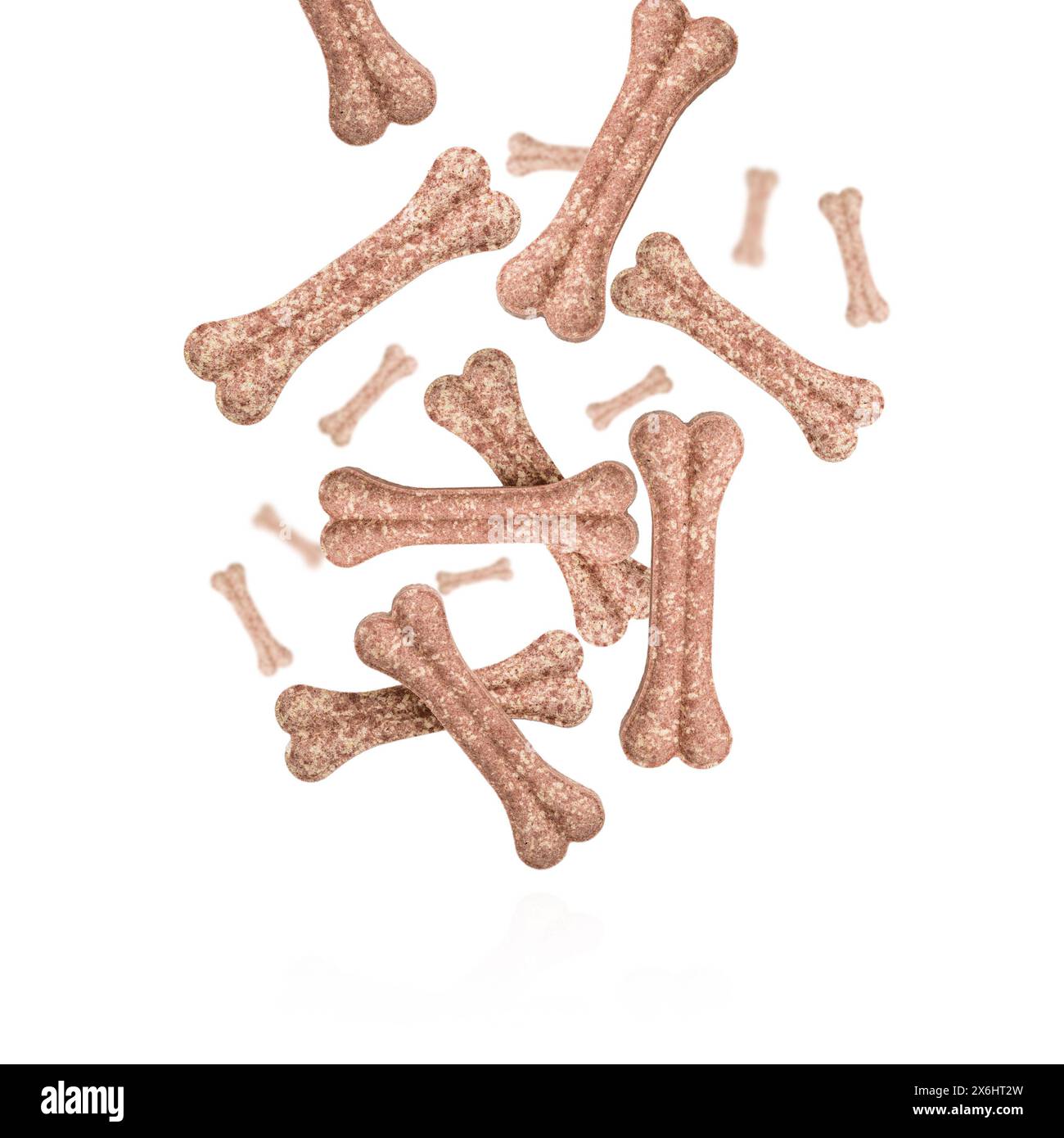 Ossa proteiche volanti e cadenti per cani, ossa di rawhide, biscotti per cani su sfondo bianco. Concetto per una cucina sana. Foto Stock