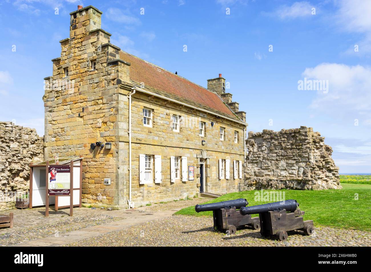 Castello di Scarborough un XII secolo sulla cima della scogliera sopra la città costiera di Scarborough North Yorkshire Inghilterra Regno Unito Europa Foto Stock