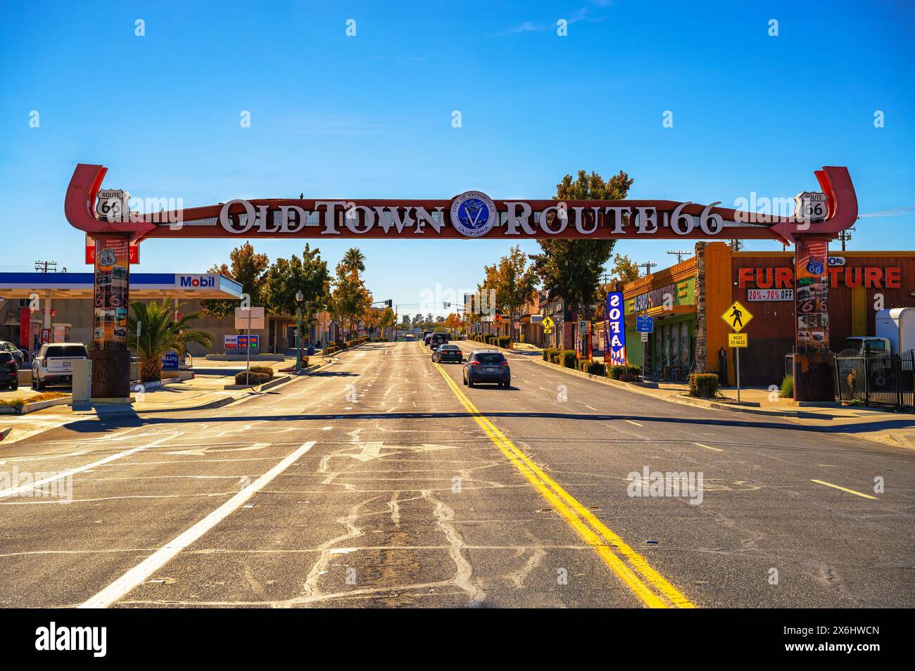 Insegna "Old Town Route 66" ad arco al neon a Victorville, California Foto Stock