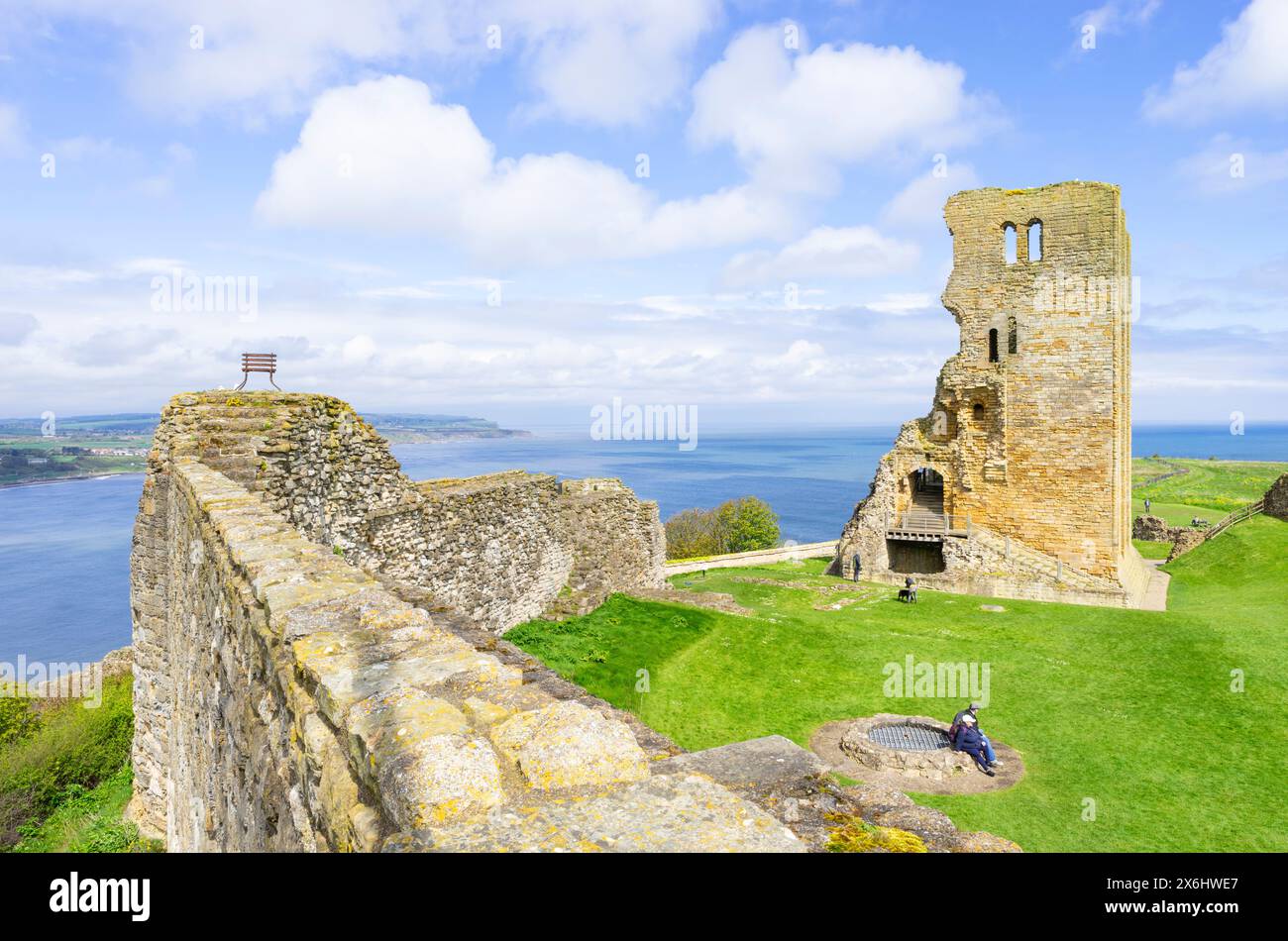 Castello di Scarborough un XII secolo sulla cima della scogliera sopra la città costiera di Scarborough North Yorkshire Inghilterra Regno Unito Europa Foto Stock