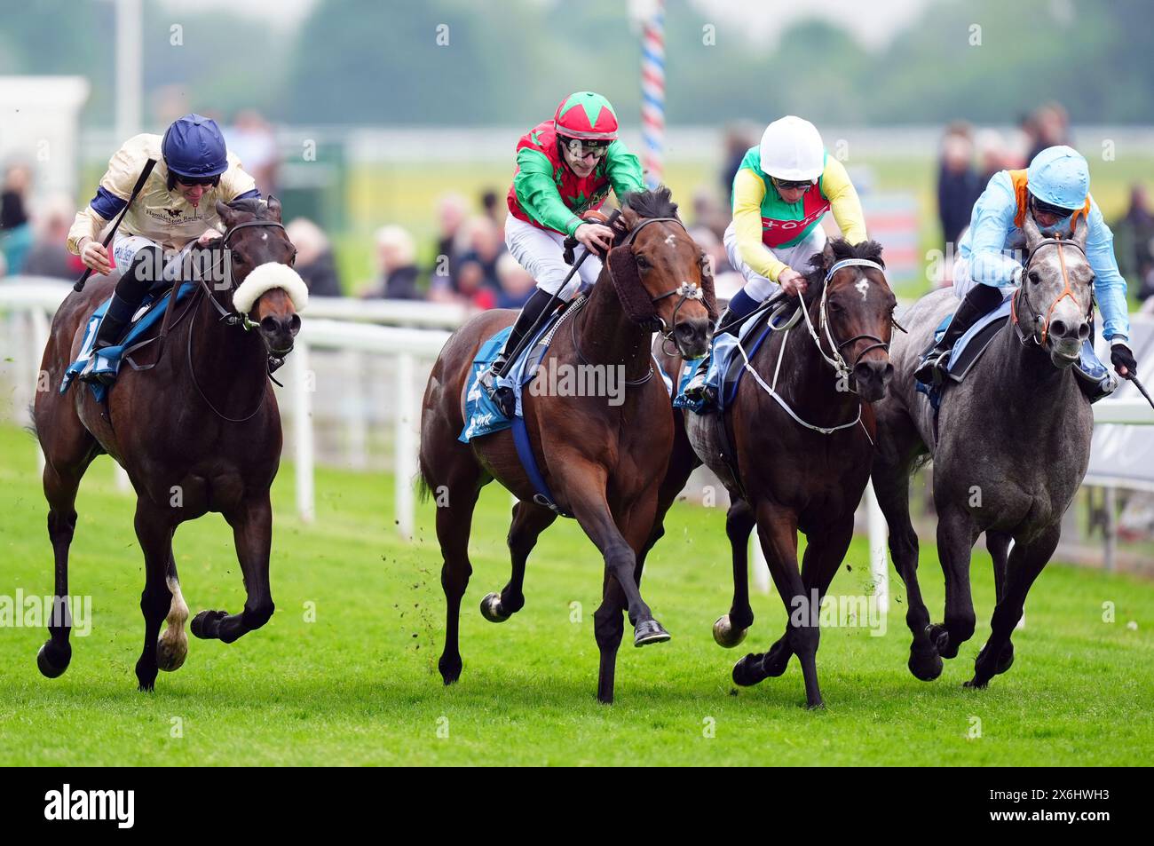 Mill Stream guidato da William Buick (seconda a destra) sulla strada per vincere le Duke of York Clipper Stakes del 1895 il primo giorno del Dante Festival 2024 all'ippodromo di York. Data foto: Mercoledì 15 maggio 2024. Foto Stock