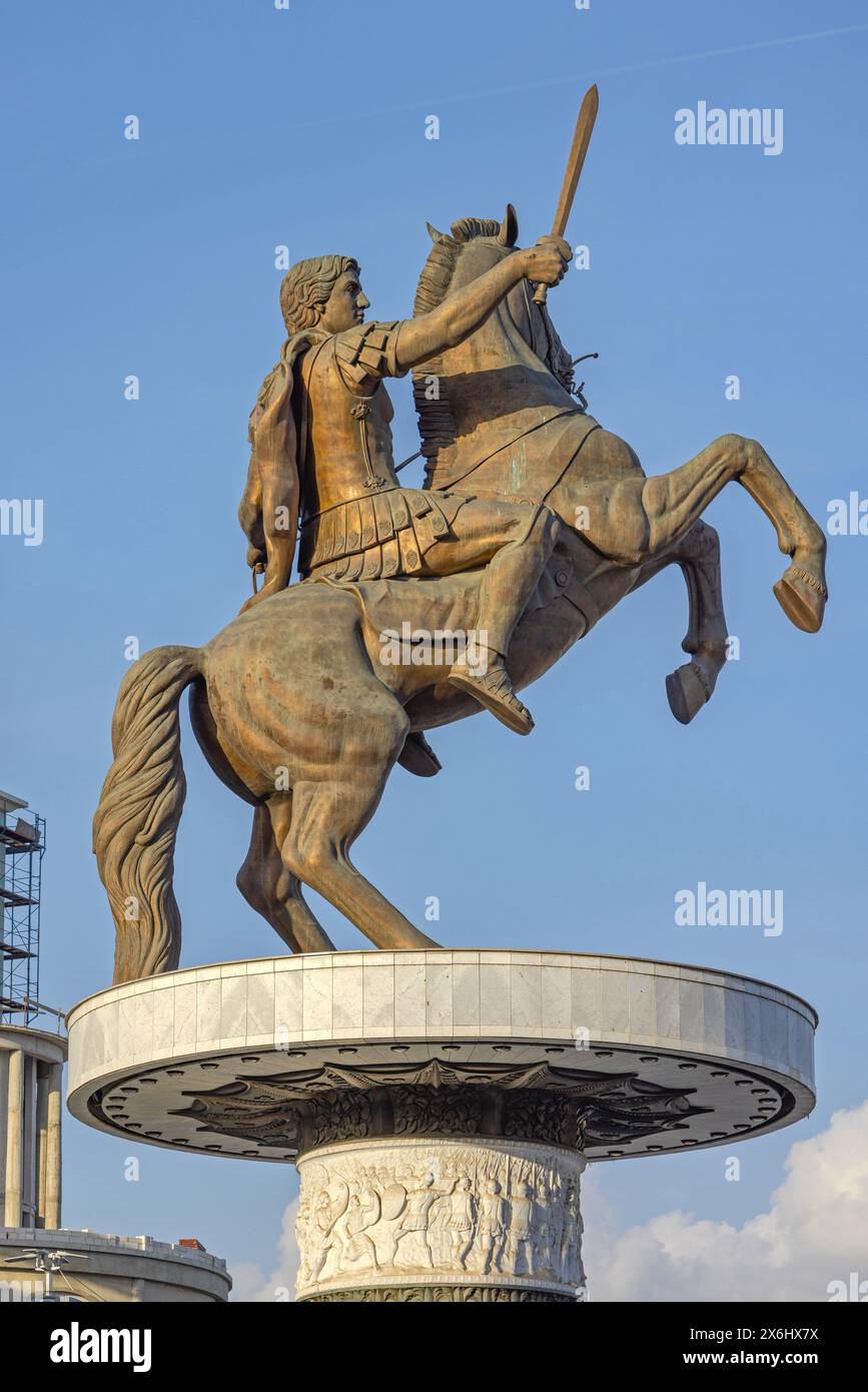 Skopje, Macedonia del Nord - 23 ottobre 2023: Monumento ad Alessandro III di Macedonia nella piazza principale della capitale. Foto Stock