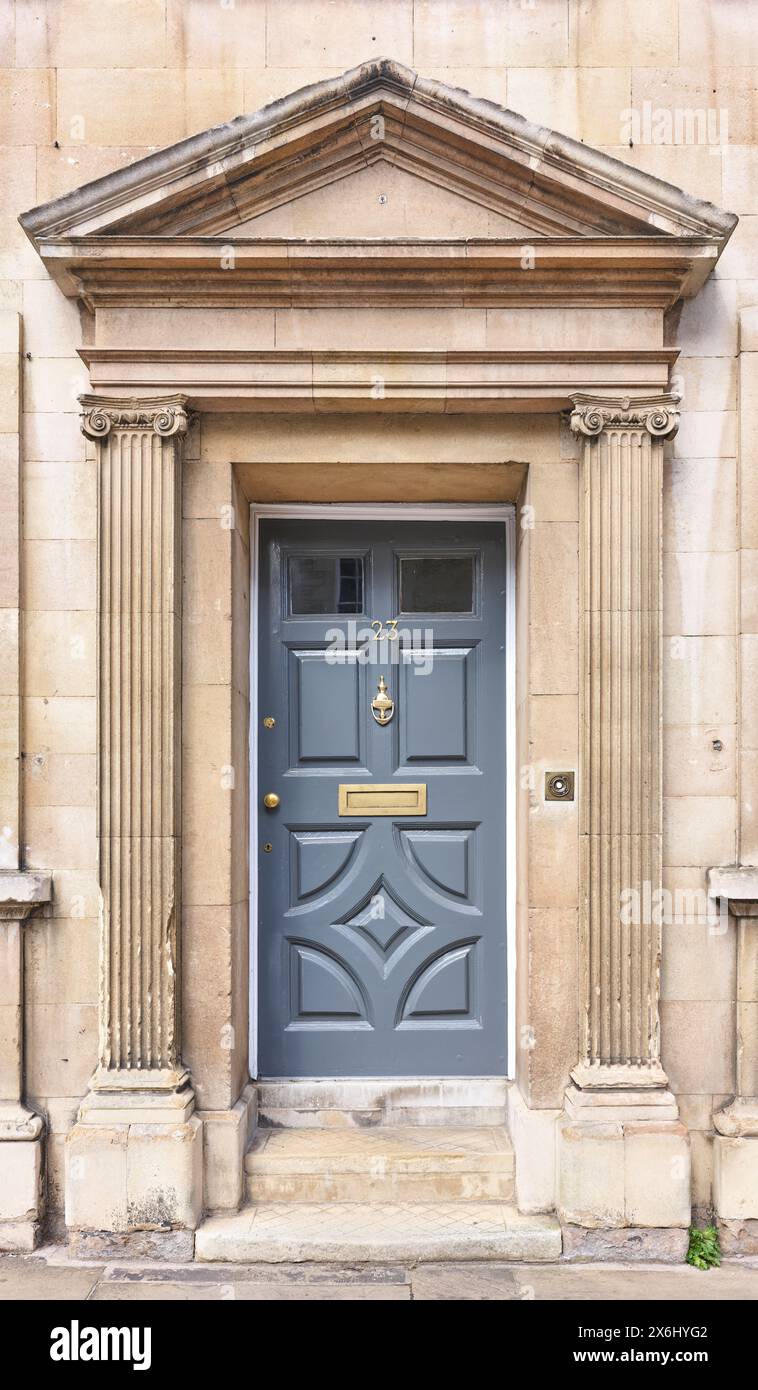 Ingresso elaborato di un edificio neoclassico a Stamford, Inghilterra. Foto Stock