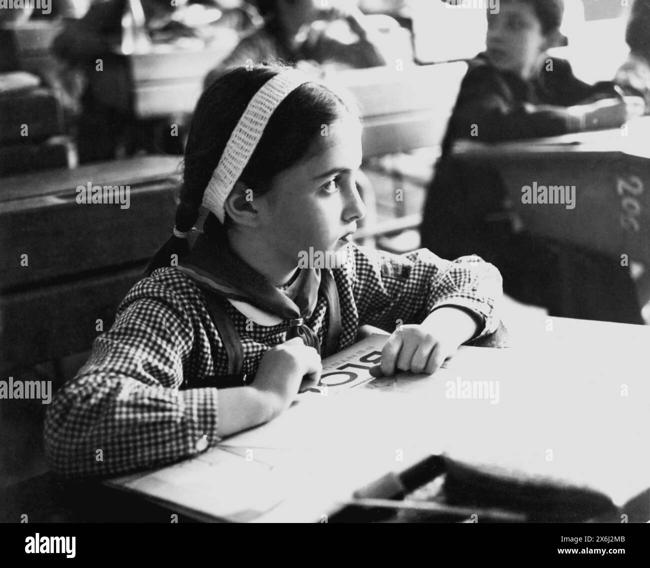Un 'Pioneer'- studente di scuola elementare che indossa l'uniforme standardizzata nella Romania comunista negli anni '70. Foto Stock