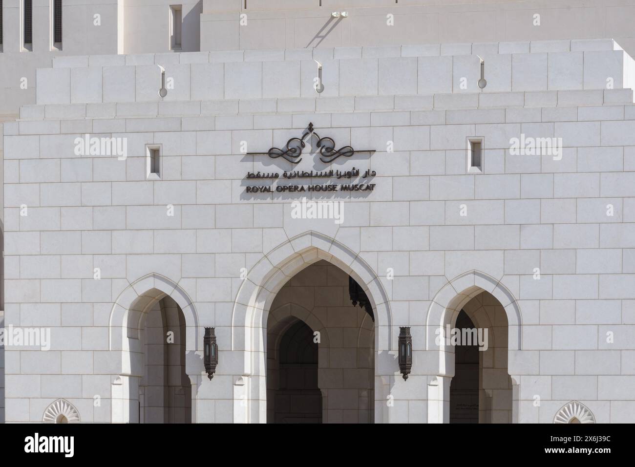 Mascate, Oman - 2 gennaio 2024: La Royal Opera House è una testimonianza dello splendore culturale e architettonico dell'Oman. Foto Stock