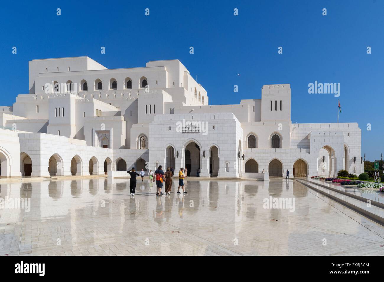 Mascate, Oman - 2 gennaio 2024: La Royal Opera House è una testimonianza della ricca architettura e dell'ingegno architettonico di Mascate. Foto Stock