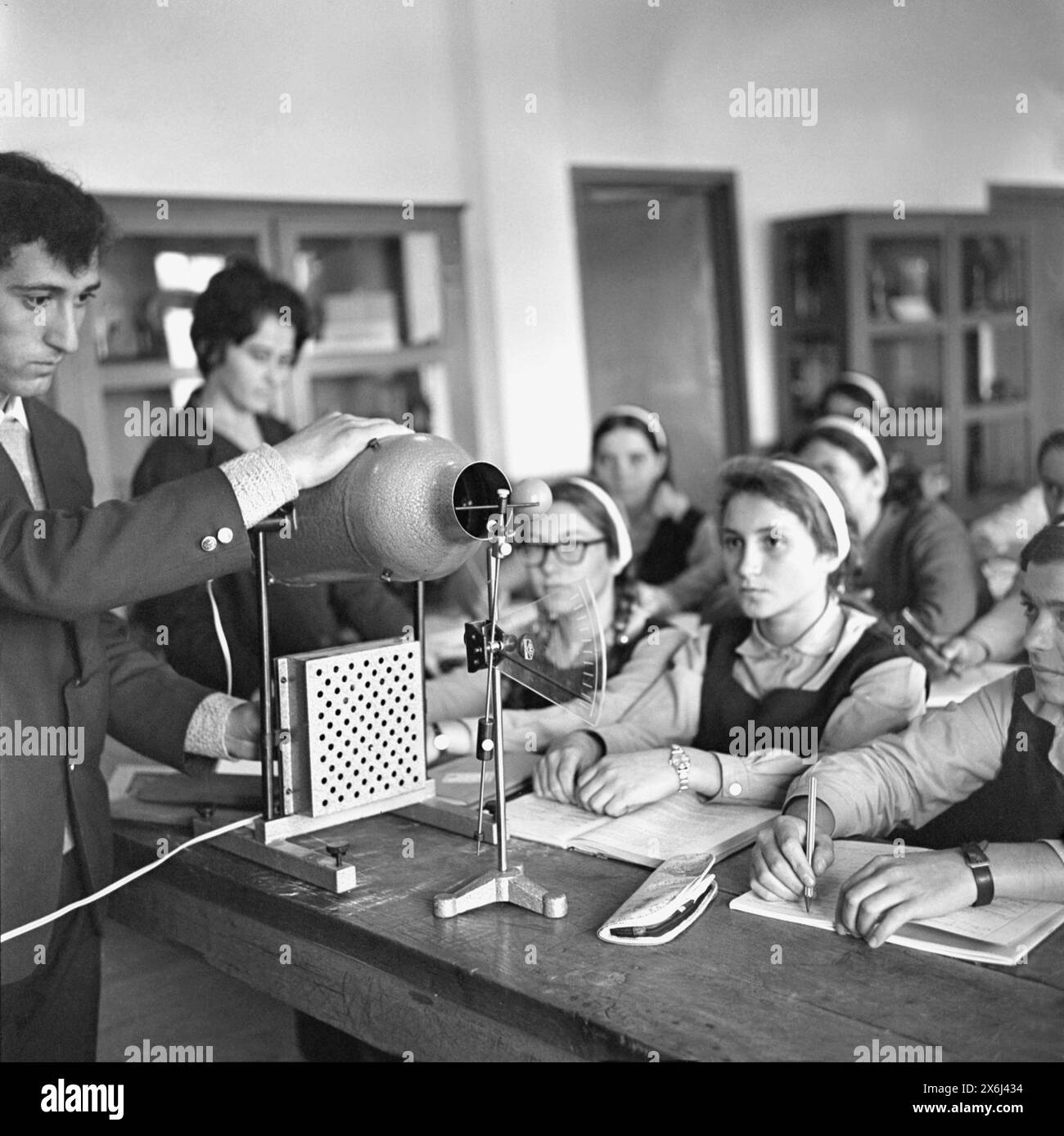 Repubblica Socialista di Romania negli anni '1970 Studenti durante una classe di ingegneria meccanica in una scuola governativa. Foto Stock