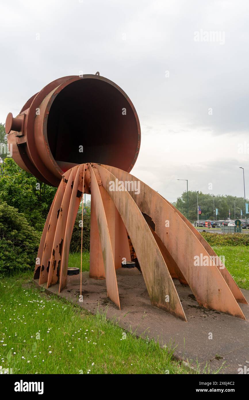 Middlesbrough, scultura pubblica inglese Ladle of Steel di Steve Tomlinson, alla rotatoria di Middlesbrough Road sulla A66, South Bank, a S. Foto Stock