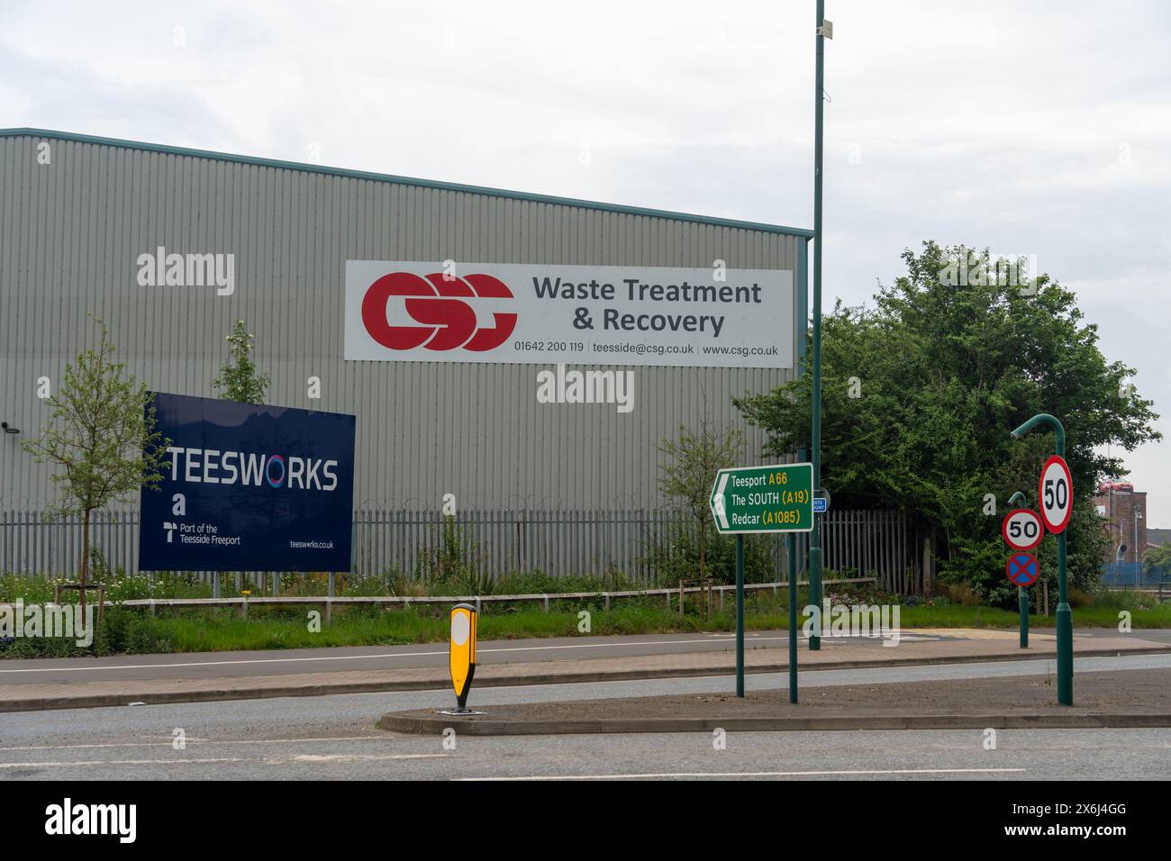 Middlesbrough, Regno Unito. Cartellonistica Teesworks accanto alla giunzione del sito di gestione rifiuti CSG sulla A66. Foto Stock