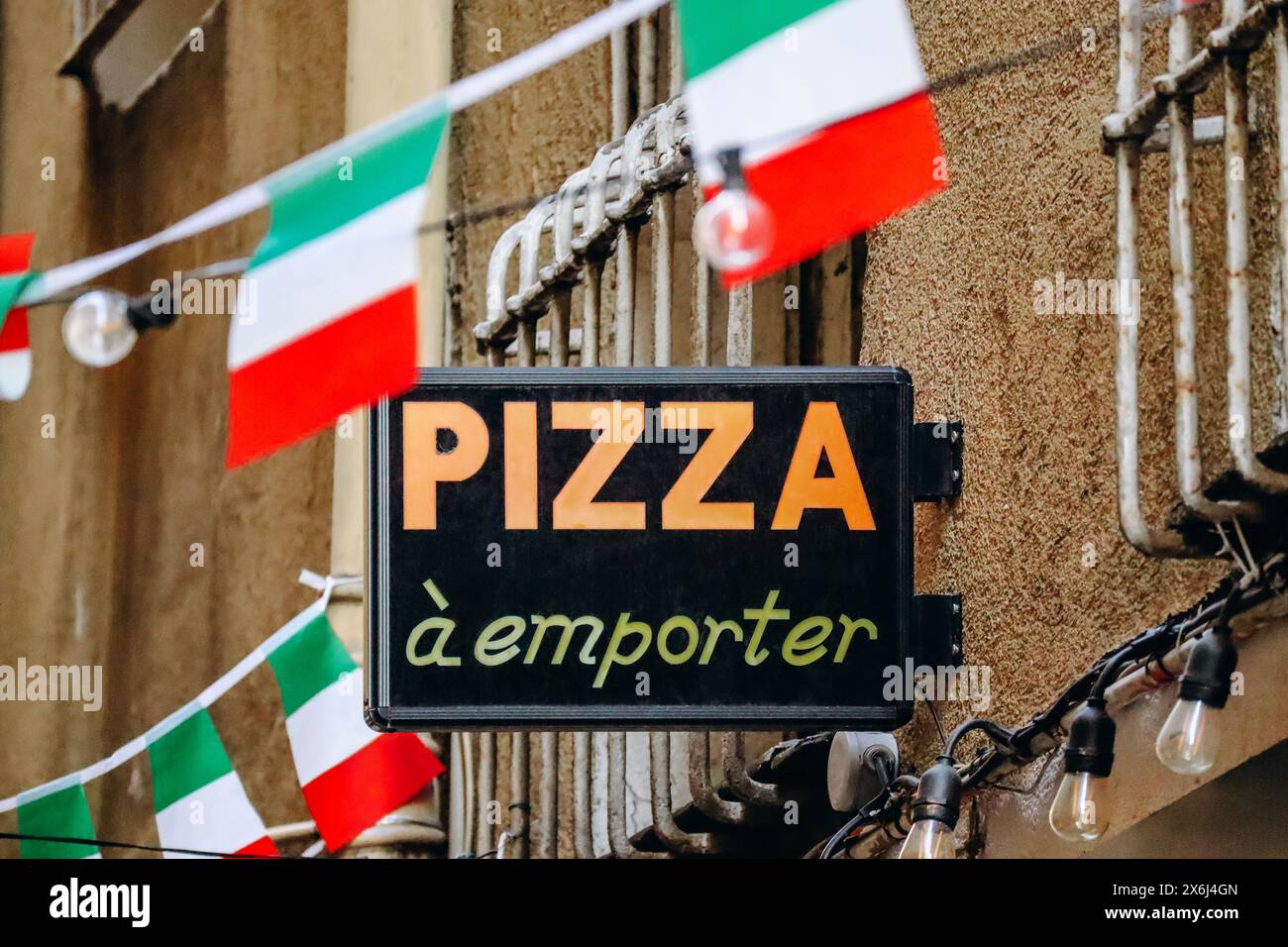 Insegna della pizzeria con bandiere italiane (traduzione esatta dal francese - "Pizza To Go") Foto Stock