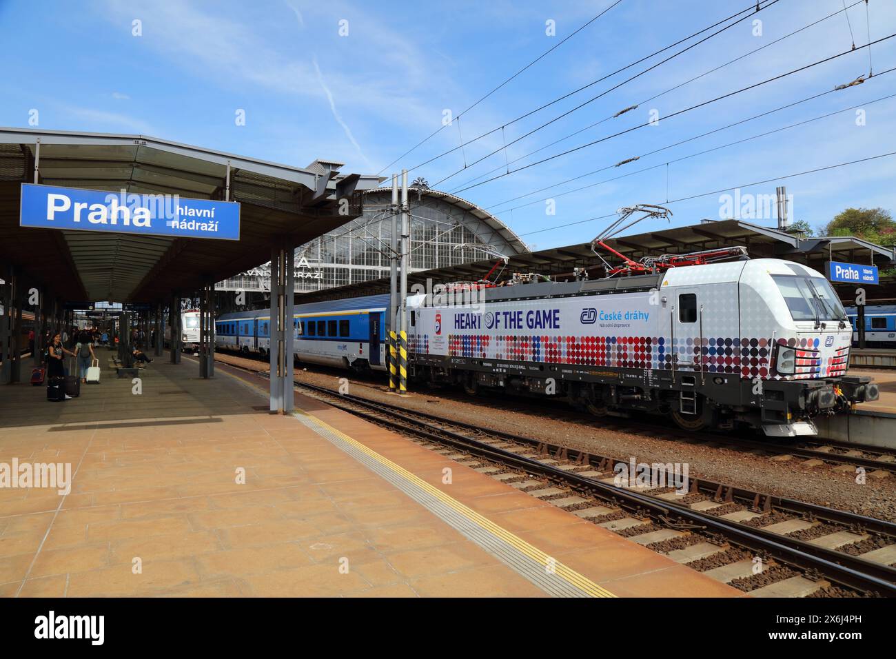 PRAGA, REPUBBLICA CECA - 1 MAGGIO 2024: Treno passeggeri Ceske Drahy CD alla stazione di Praga (Praha Hlavni Nadrazi), Repubblica Ceca. Ceske Drahy e' il principale Foto Stock