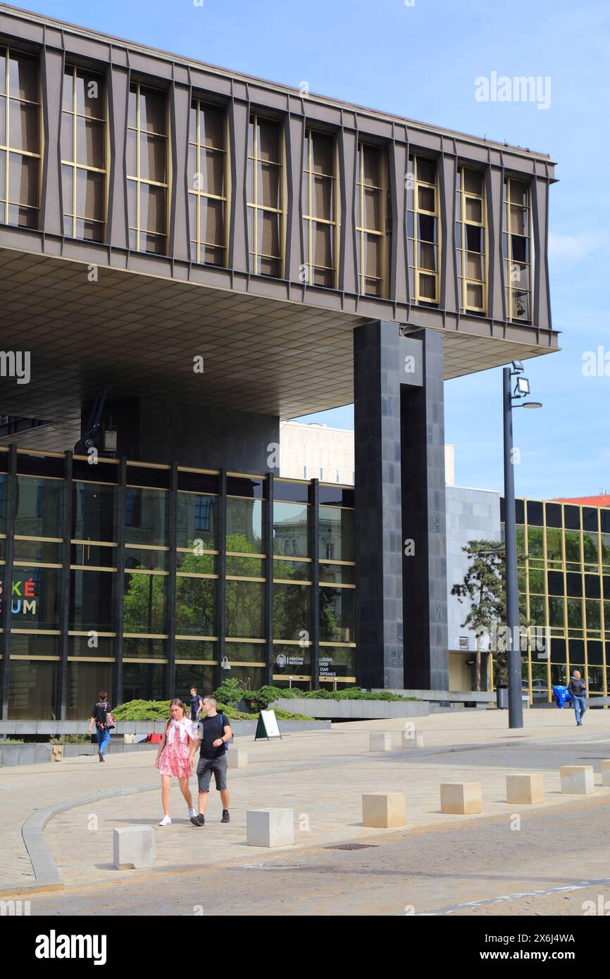 PRAGA, REPUBBLICA CECA - 1 MAGGIO 2024: La gente cammina accanto al nuovo edificio del Museo Nazionale di Praga, Repubblica Ceca. È l'ex Borsa di Praga Foto Stock