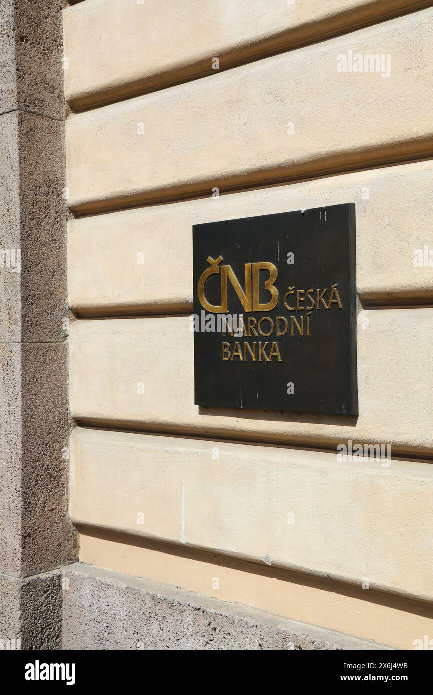 PRAGA, REPUBBLICA CECA - 2 MAGGIO 2024: Costruzione della Banca nazionale ceca (CNB, Ceska Narodni Banka), banca centrale e supervisore dei mercati finanziari a Cechia Foto Stock