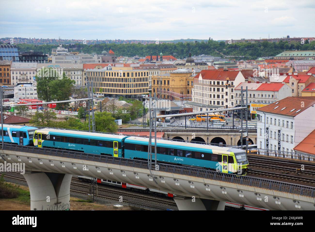 PRAGA, REPUBBLICA CECA - 3 MAGGIO 2024: Treno passeggeri pendolare del marchio arriva a Praga, Repubblica Ceca. Arriva plc è una multinazionale britannica Foto Stock