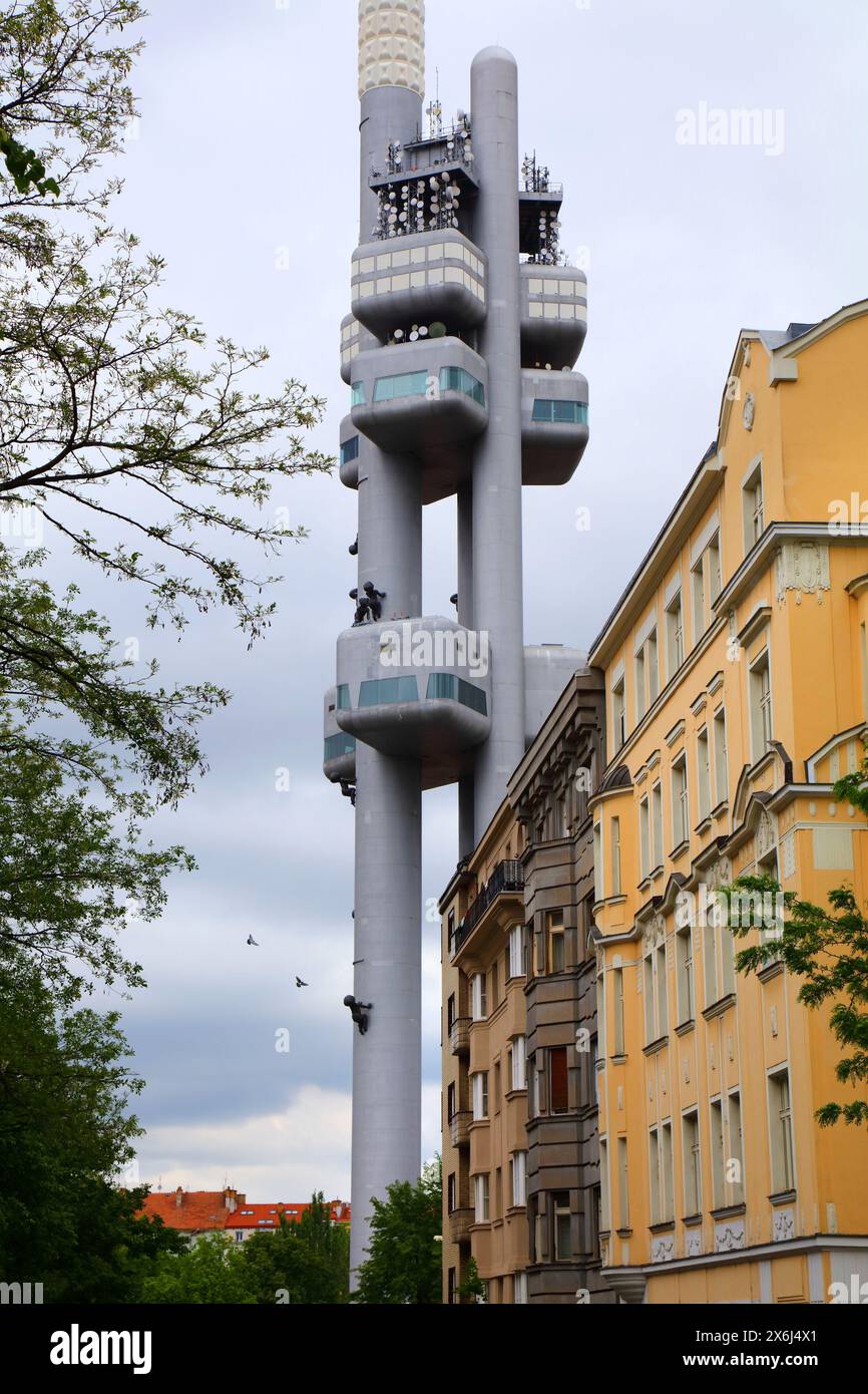 PRAGA, REPUBBLICA CECA - 3 MAGGIO 2024: Zizkov Television Tower a Praga, Repubblica Ceca. La struttura è un esempio di architettura high-tech, Foto Stock