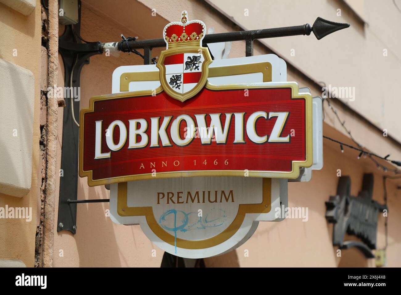 PRAGA, REPUBBLICA CECA - 3 MAGGIO 2024: Lobkowicz marchio di birra ceca neon in una strada di Praga, Repubblica Ceca. Foto Stock