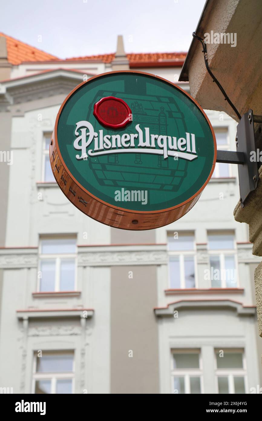 PRAGA, REPUBBLICA CECA - 3 MAGGIO 2024: Marca di birra Pilsner Urquell neon in una strada di Praga, Repubblica Ceca. Foto Stock