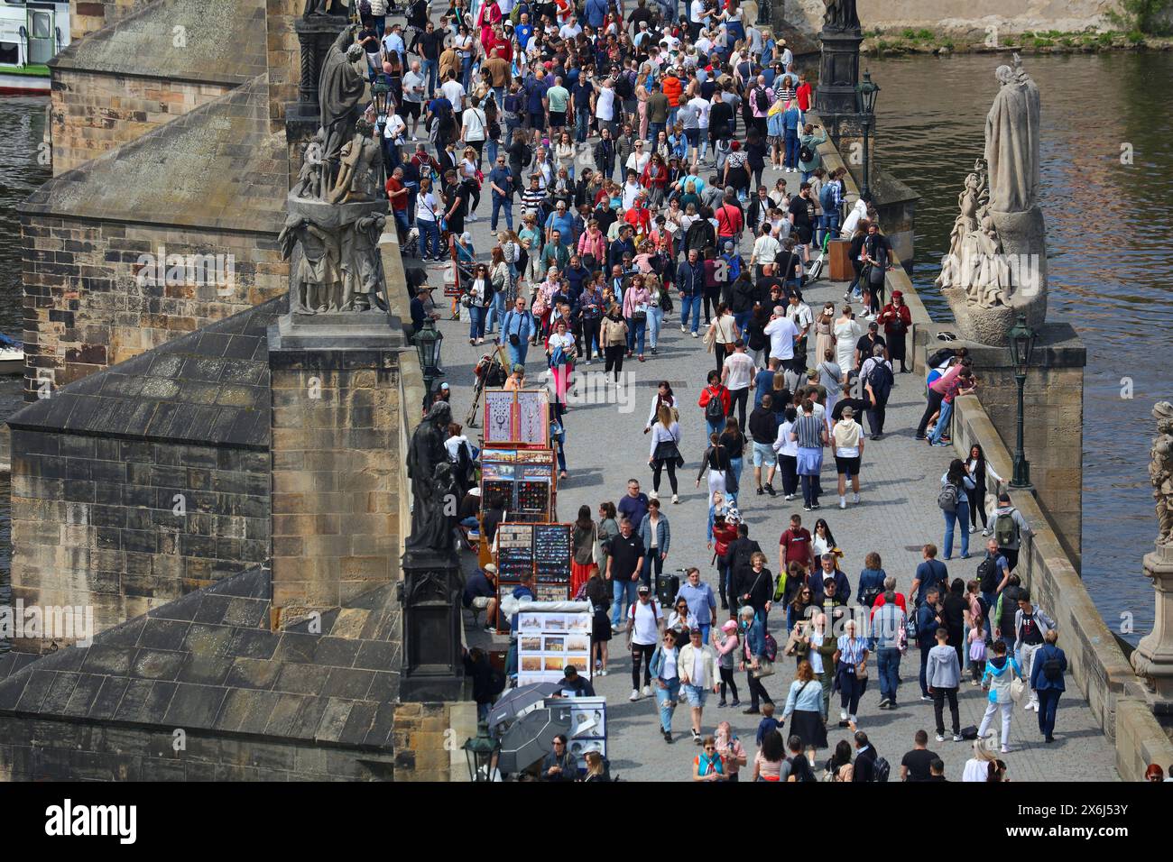 PRAGA, REPUBBLICA CECA - 4 MAGGIO 2024: La folla di turisti visita il Ponte Carlo (Karluv Most) a Praga, Repubblica Ceca. Foto Stock