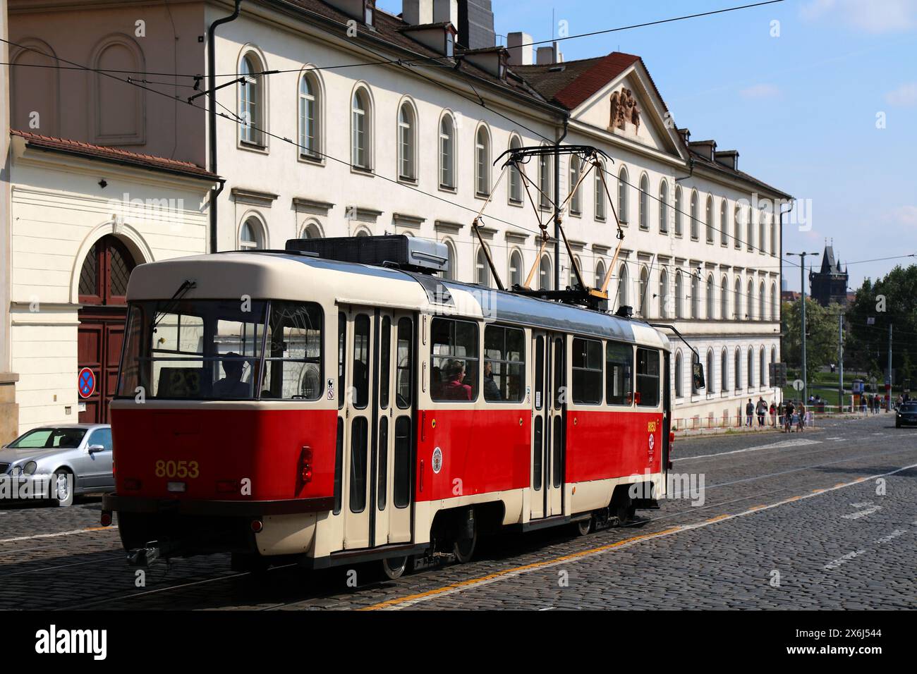 PRAGA, REPUBBLICA CECA - 4 MAGGIO 2024: Classico tram rosso per i trasporti pubblici nel quartiere Mala strana di Praga, Repubblica Ceca. Modello di tram Tatra T3. Foto Stock