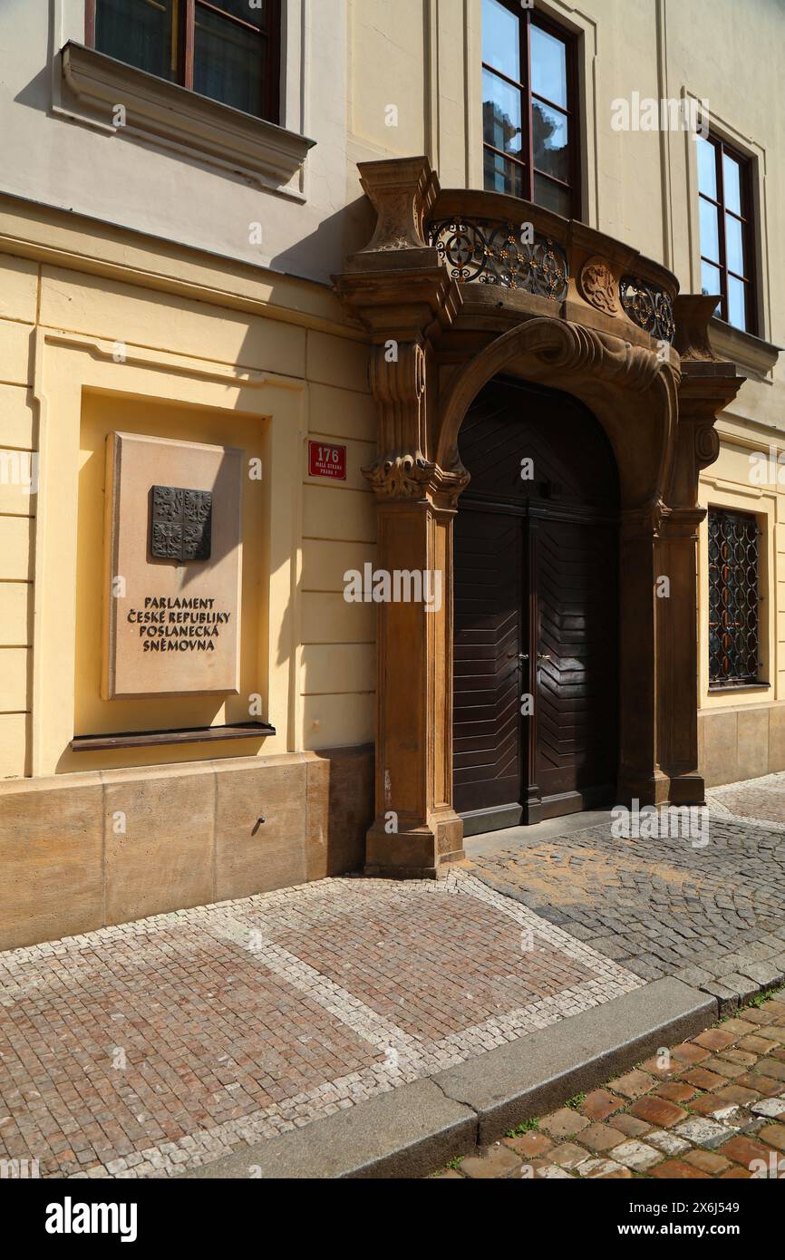 PRAGA, REPUBBLICA CECA - 4 MAGGIO 2024: Palazzo Thun (Thunovsky Palac) del Parlamento ceco. L'edificio ospita la camera dei deputati del Repu ceco Foto Stock