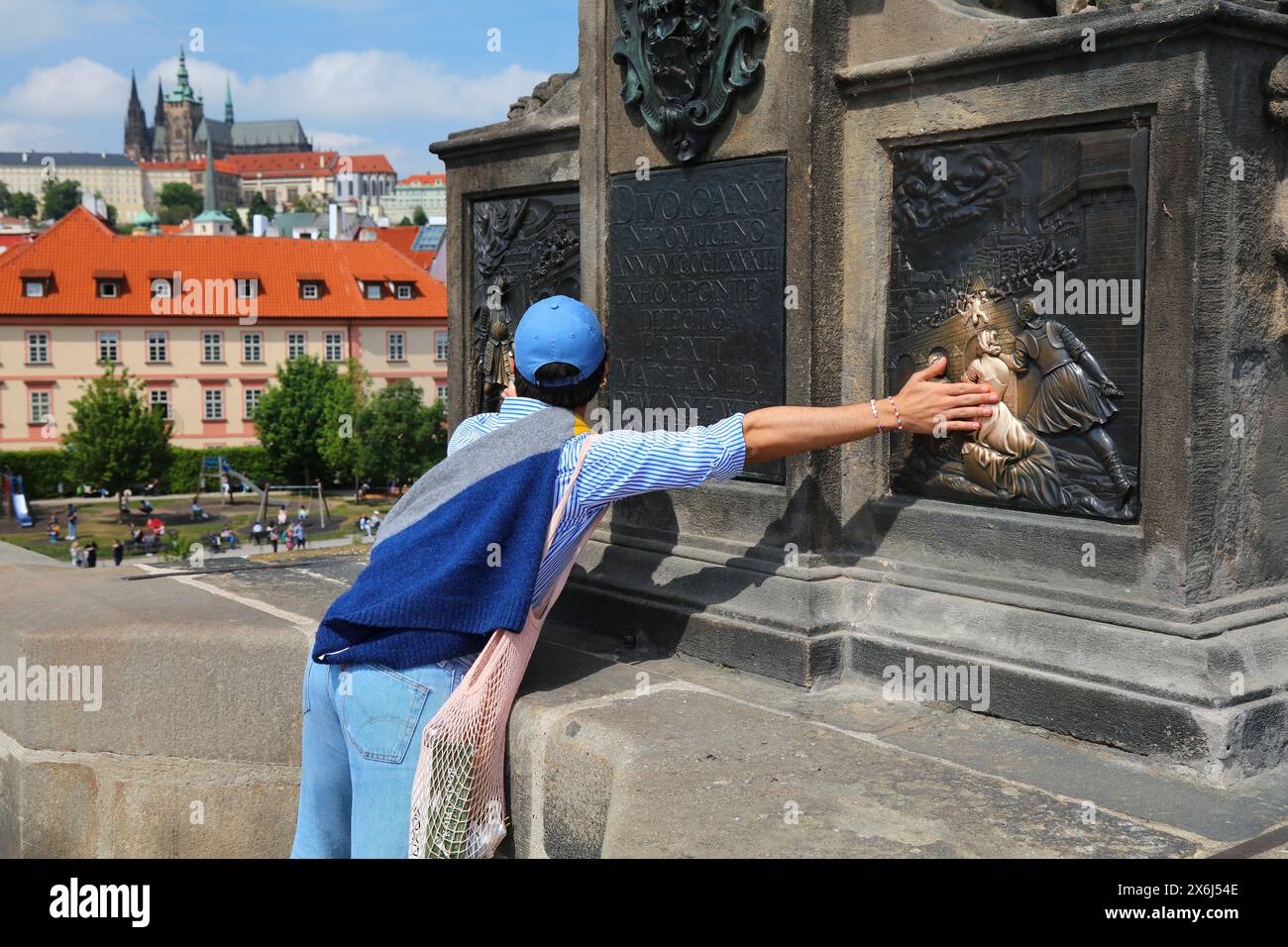 PRAGA, REPUBBLICA CECA - 4 MAGGIO 2024: Sfregamenti turistici sculture in bronzo per buona fortuna sul Ponte Carlo (Karluv Most) a Praga, Repubblica Ceca. Foto Stock