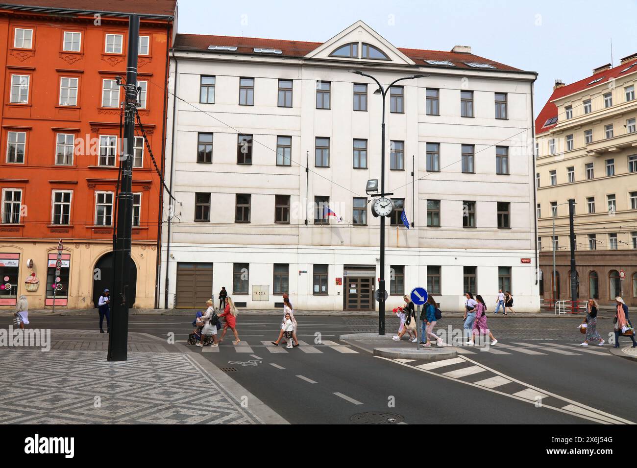 PRAGA, REPUBBLICA CECA - 5 MAGGIO 2024: La gente cammina presso il Ministero del lavoro e degli affari sociali a Praga, Repubblica Ceca. Nome ceco: Ministerstvo prace a Foto Stock