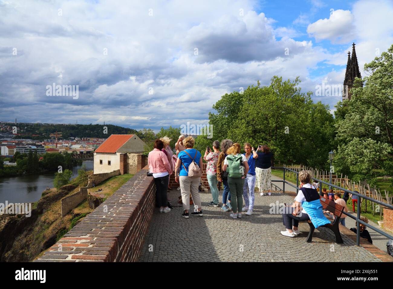 PRAGA, REPUBBLICA CECA - 5 MAGGIO 2024: I turisti visitano una terrazza panoramica nel quartiere Vysehrad di Praga, Repubblica Ceca. Foto Stock