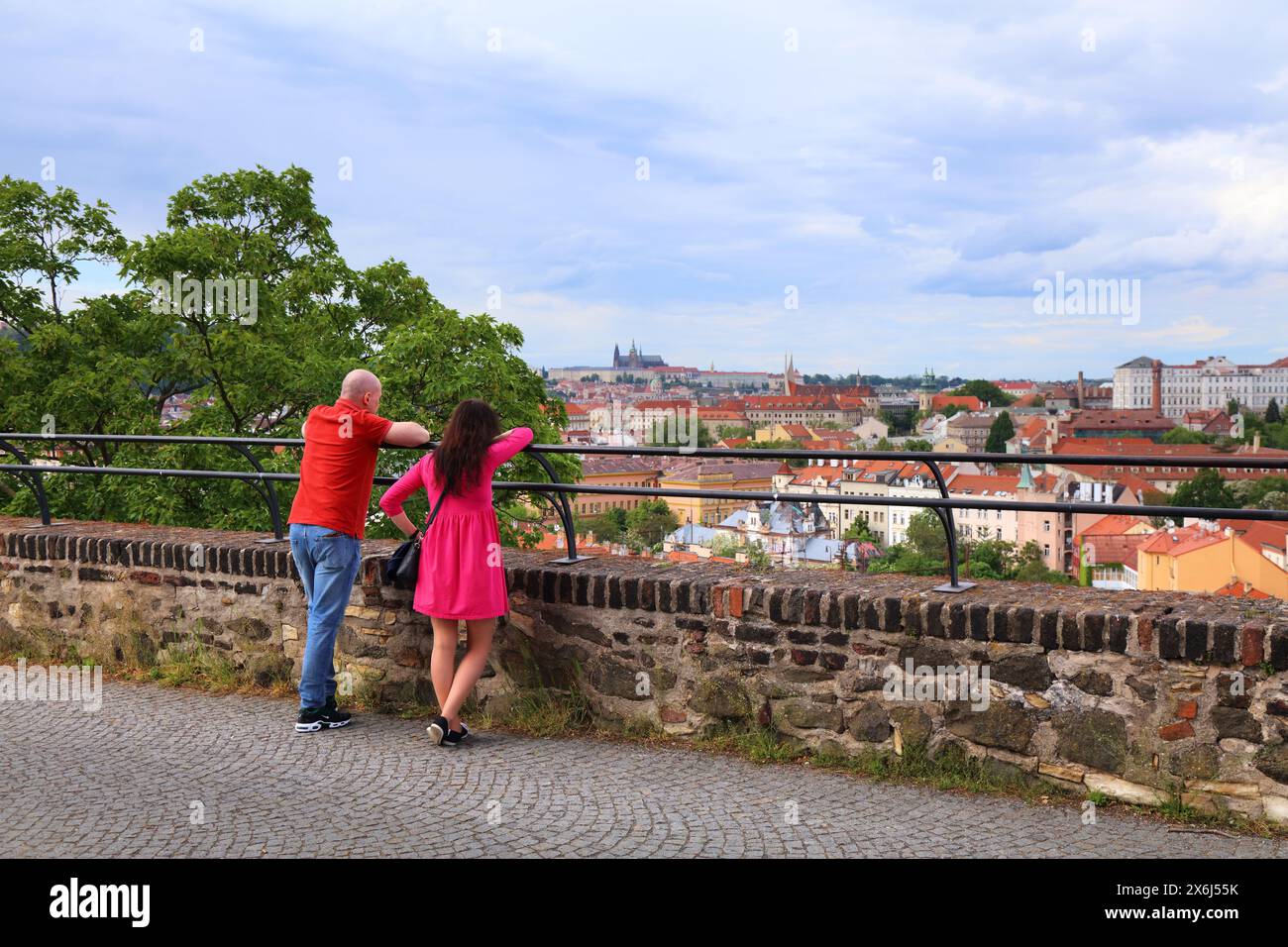 PRAGA, REPUBBLICA CECA - 5 MAGGIO 2024: I turisti visitano una terrazza panoramica nel quartiere Vysehrad di Praga, Repubblica Ceca. Foto Stock
