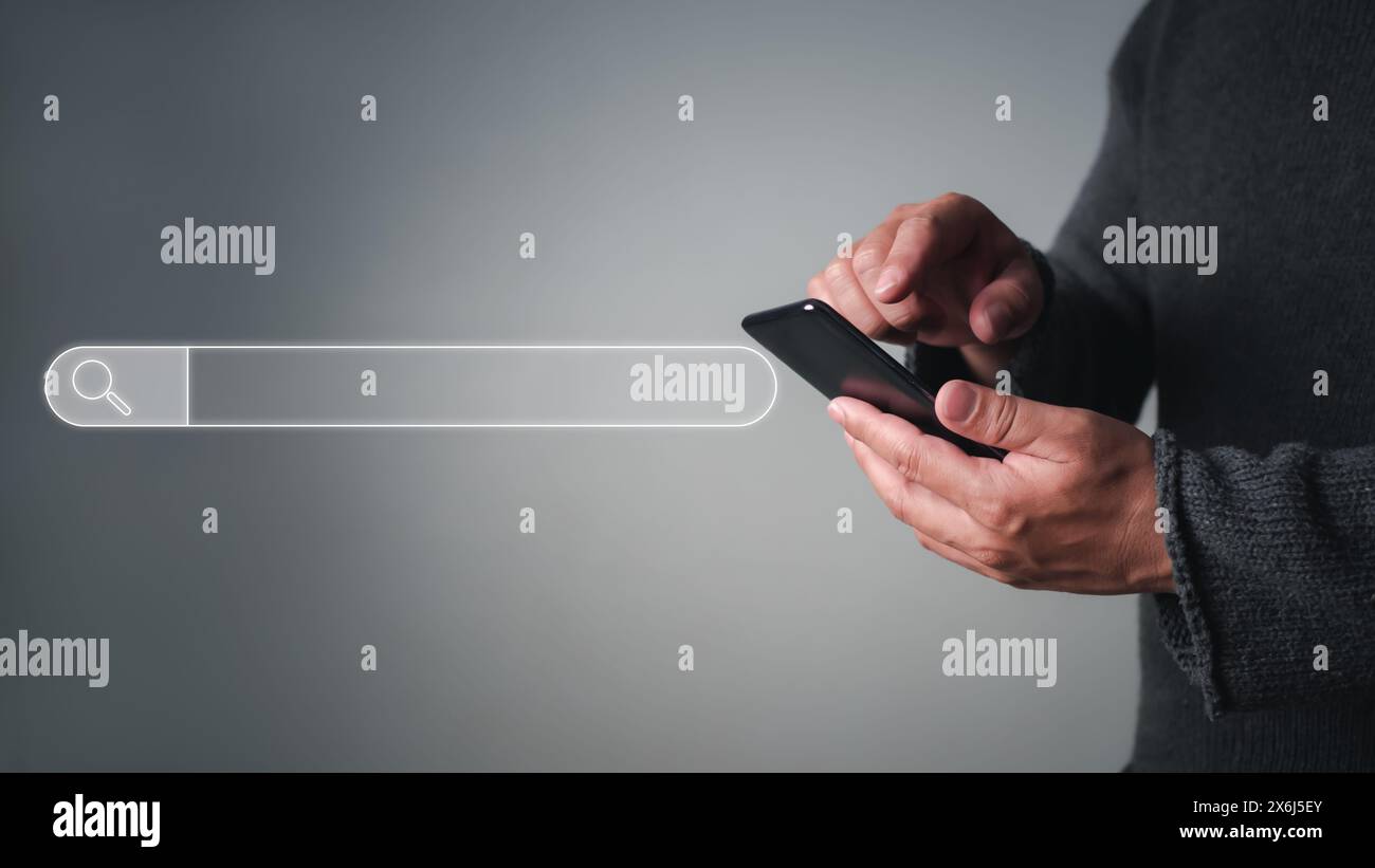 Uomo usa il telefono cellulare per cercare dati su Internet trovare informazioni sito Web online, Search Engine Optimization, cercare informazioni online, concetto di Foto Stock
