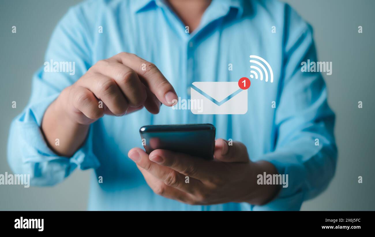 Comunicazione online, marketing online, tecnologia di collegamento dati, uomo d'affari con smartphone e tocco con icona virtuale newsletter bianca per elettronica Foto Stock