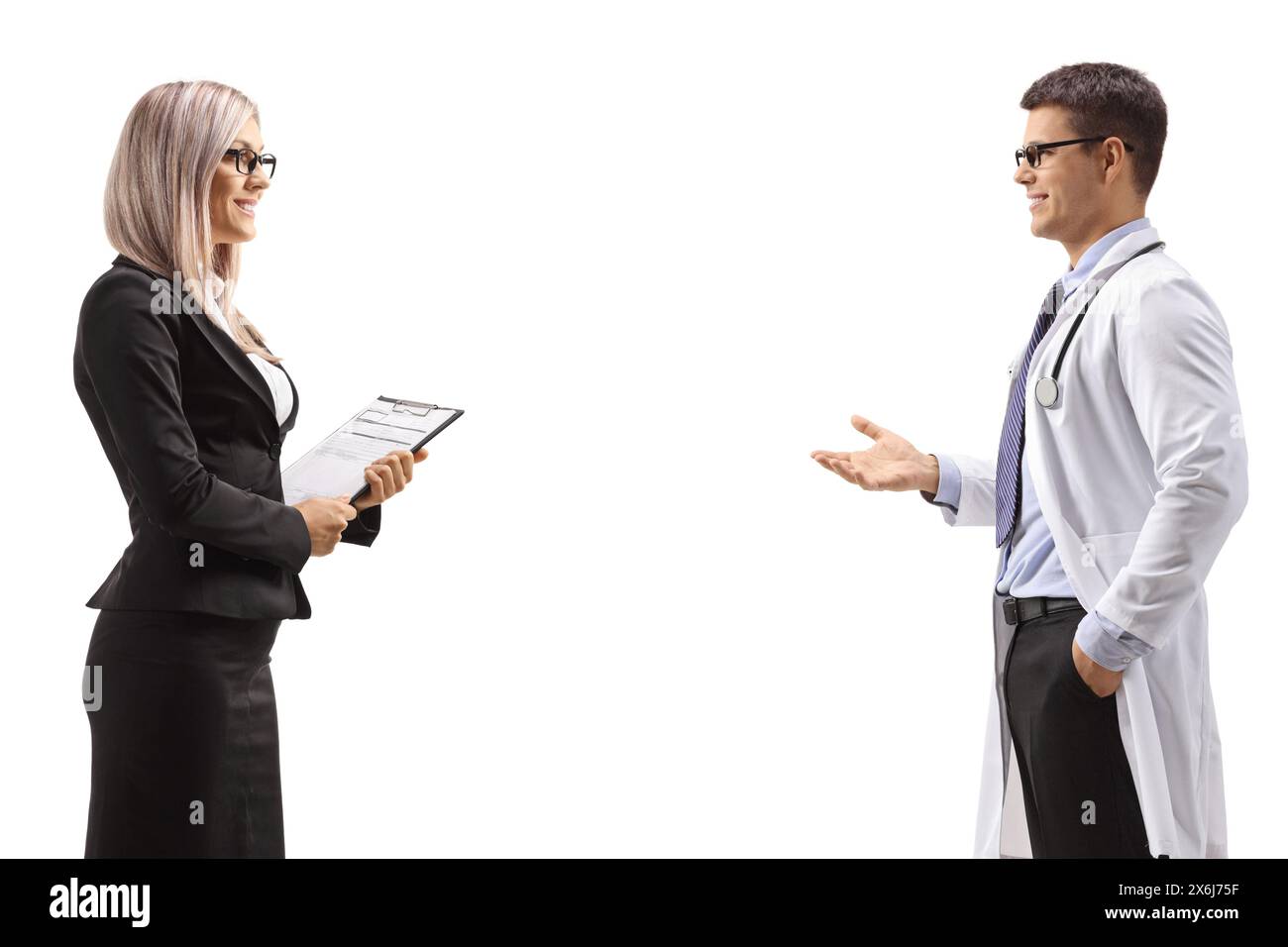 Foto del profilo di una donna professionista e di un medico di sesso maschile che ha una conversazione isolata su sfondo bianco Foto Stock