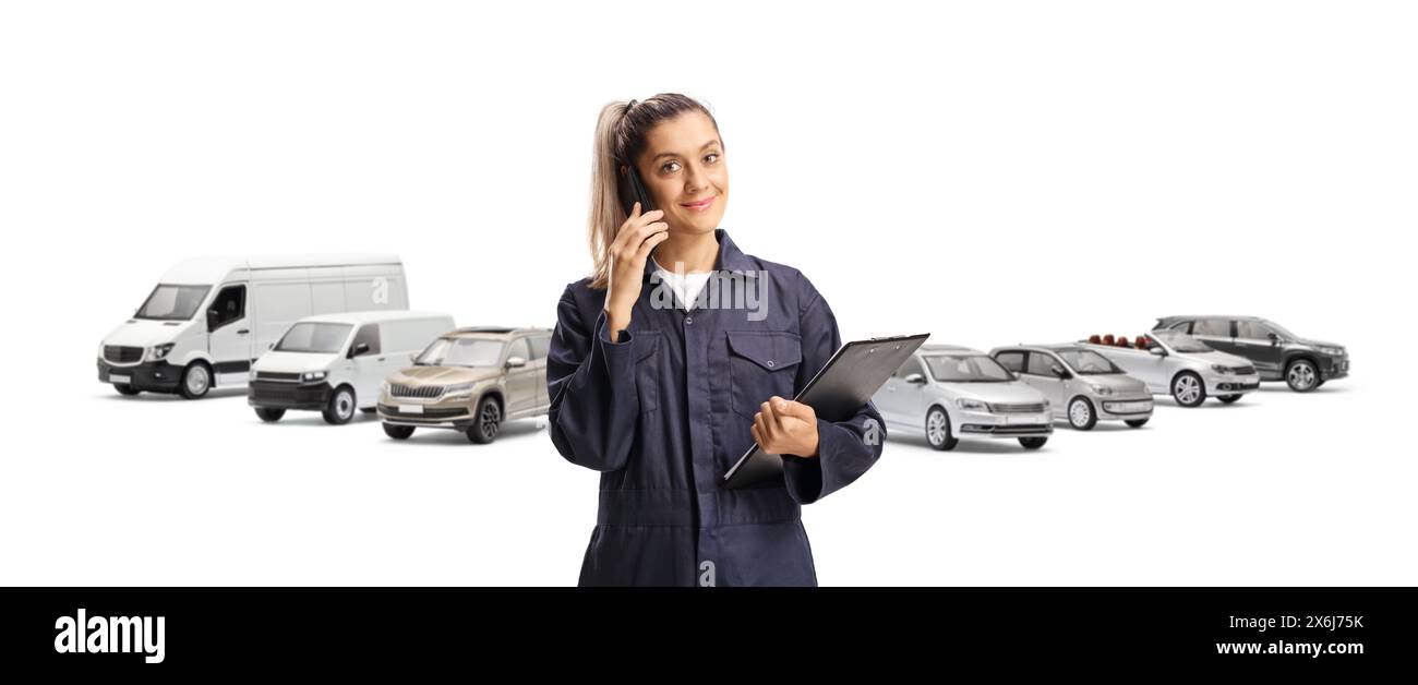 Lavoratrice donna in un parcheggio che utilizza un telefono cellulare isolato su sfondo bianco Foto Stock