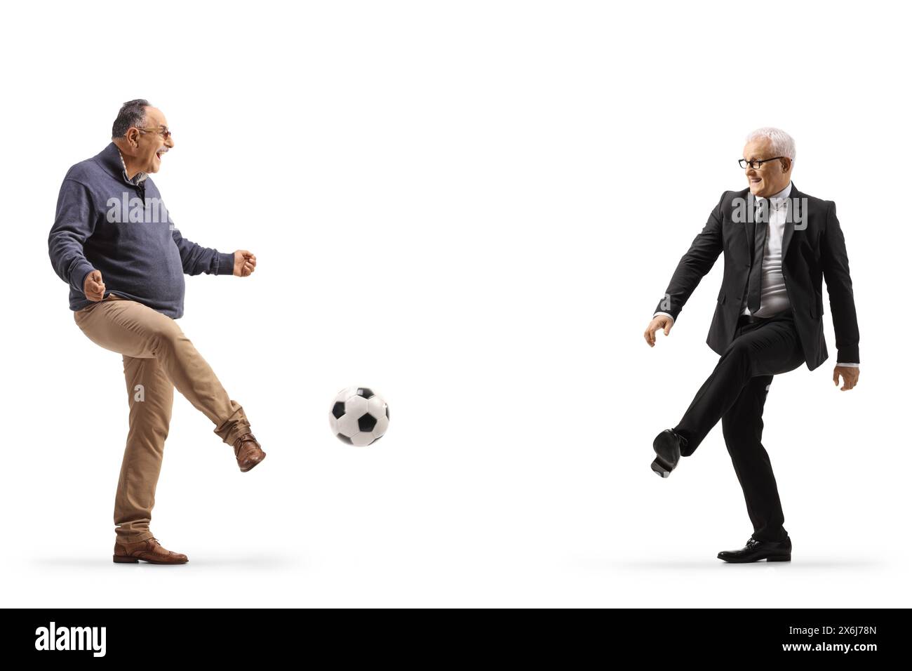 Uomo d'affari e uomo maturo casual che gioca a calcio isolato su sfondo bianco Foto Stock