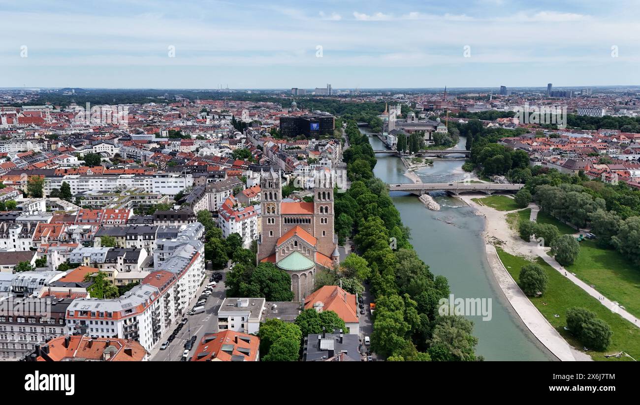 München, Bayern, Deutschland 15. Mai 2024: Hier der Blick auf die Landeshauptstadt München, Häuser, Hausermeer, Skyline, St. Maximilian Kirche, Isar, Deutsche Museum, Isar Park, Blick Richtung Norden Achtung nur redaktionell Verwendbar *** Monaco, Baviera, Germania 15 maggio 2024 qui la vista della capitale dello stato Monaco, case, Hausermeer, skyline, chiesa di San Massimiliano, Isar, Museo tedesco, Isar Park, vista a nord attenzione solo per uso editoriale Foto Stock