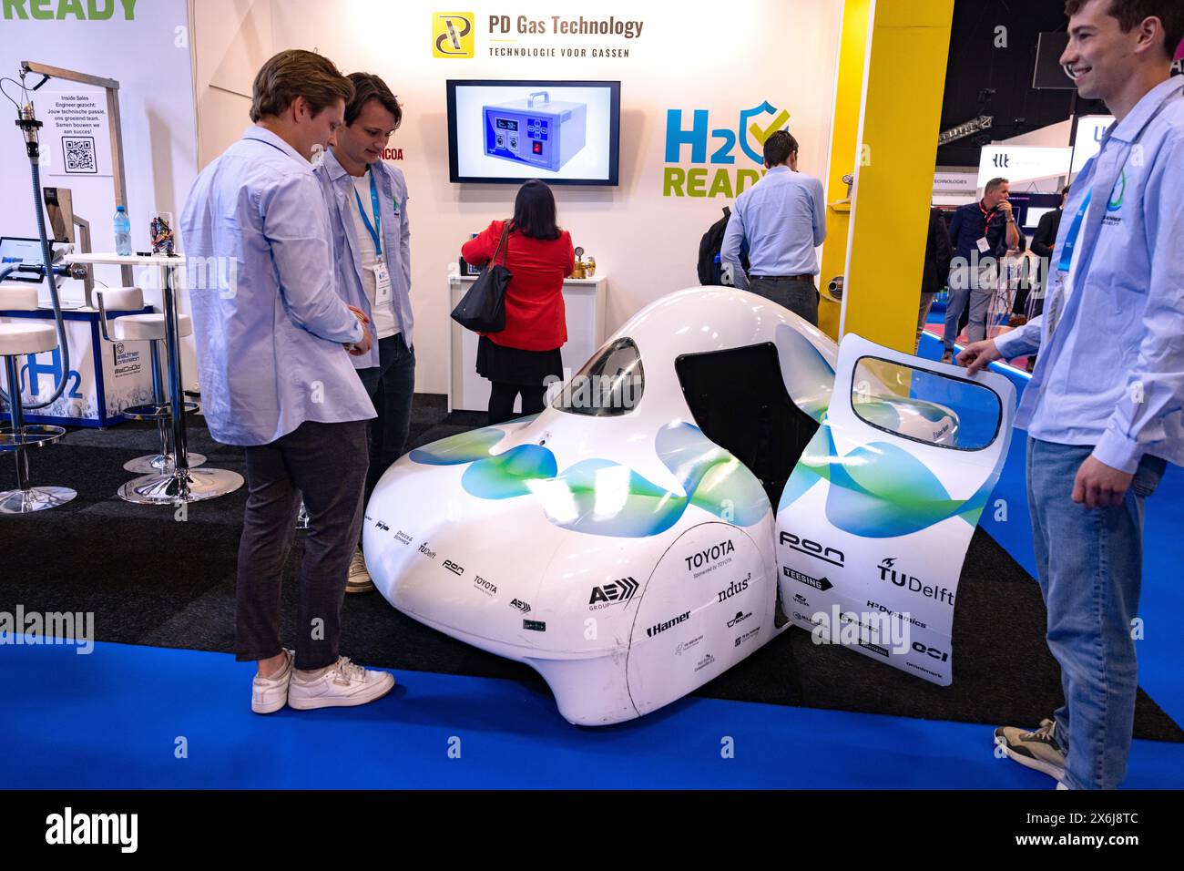 ROTTERDAM - il World Hydrogen Summit and Exhibition 2024 si terrà ad Ahoy dal 13 al 15 maggio 2024, una conferenza e una fiera con partecipanti provenienti da tutto il mondo e molte innovazioni nel campo dell'idrogeno. Applicazioni dell'idrogeno come fonte di energia e produzione e stoccaggio di idrogeno liquido ad alta pressione. Foto: Studenti della tu Delft Hydrogen car. 2.500 chilometri possono essere guidati con 1 chilo di idrogeno. ANP / Hollandse Hoogte / Dirk Hol netherlands Out - belgium Out Foto Stock