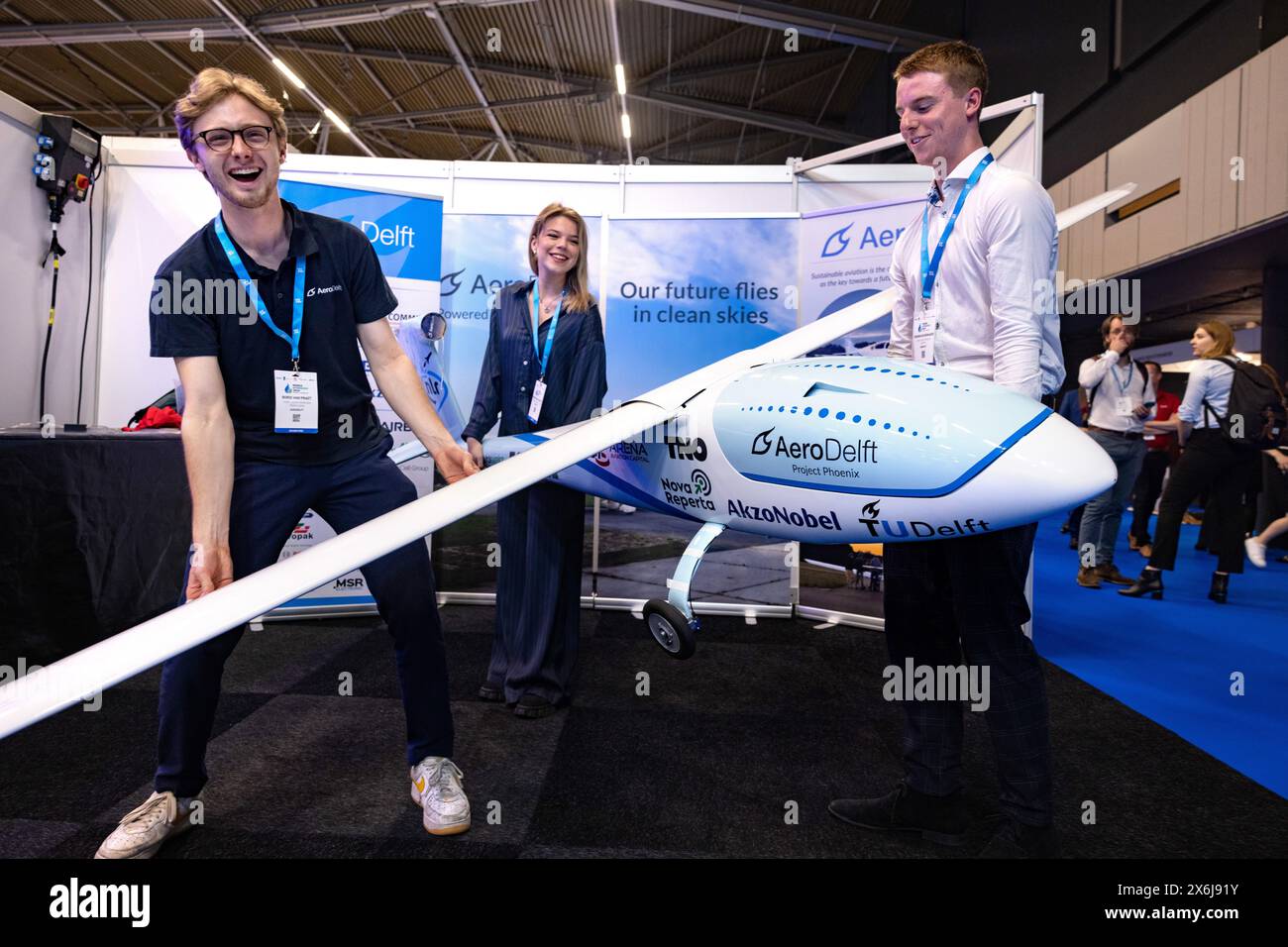 ROTTERDAM - il World Hydrogen Summit and Exhibition 2024 si terrà ad Ahoy dal 13 al 15 maggio 2024, una conferenza e una fiera con partecipanti provenienti da tutto il mondo e molte innovazioni nel campo dell'idrogeno. Applicazioni dell'idrogeno come fonte di energia e produzione e stoccaggio di idrogeno liquido ad alta pressione. Foto: Studenti di tu Delft con un aereo a idrogeno. ANP / Hollandse Hoogte / Dirk Hol netherlands Out - belgium Out Foto Stock