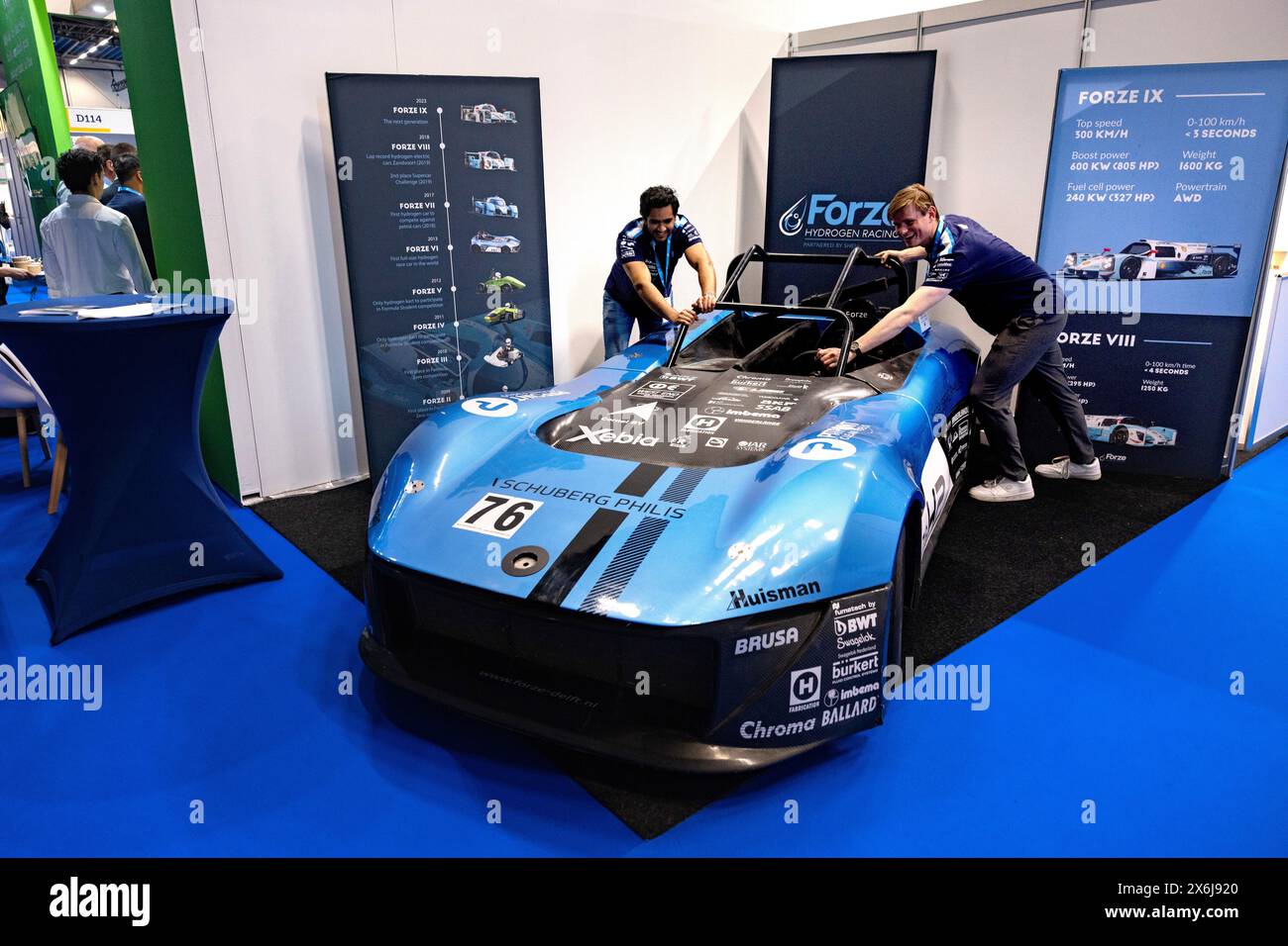 ROTTERDAM - il World Hydrogen Summit and Exhibition 2024 si terrà ad Ahoy dal 13 al 15 maggio 2024, una conferenza e una fiera con partecipanti provenienti da tutto il mondo e molte innovazioni nel campo dell'idrogeno. Applicazioni dell'idrogeno come fonte di energia e produzione e stoccaggio di idrogeno liquido ad alta pressione. Foto: Studenti di tu Delft con un'auto da corsa a idrogeno. ANP / Hollandse Hoogte / Dirk Hol netherlands Out - belgium Out Foto Stock