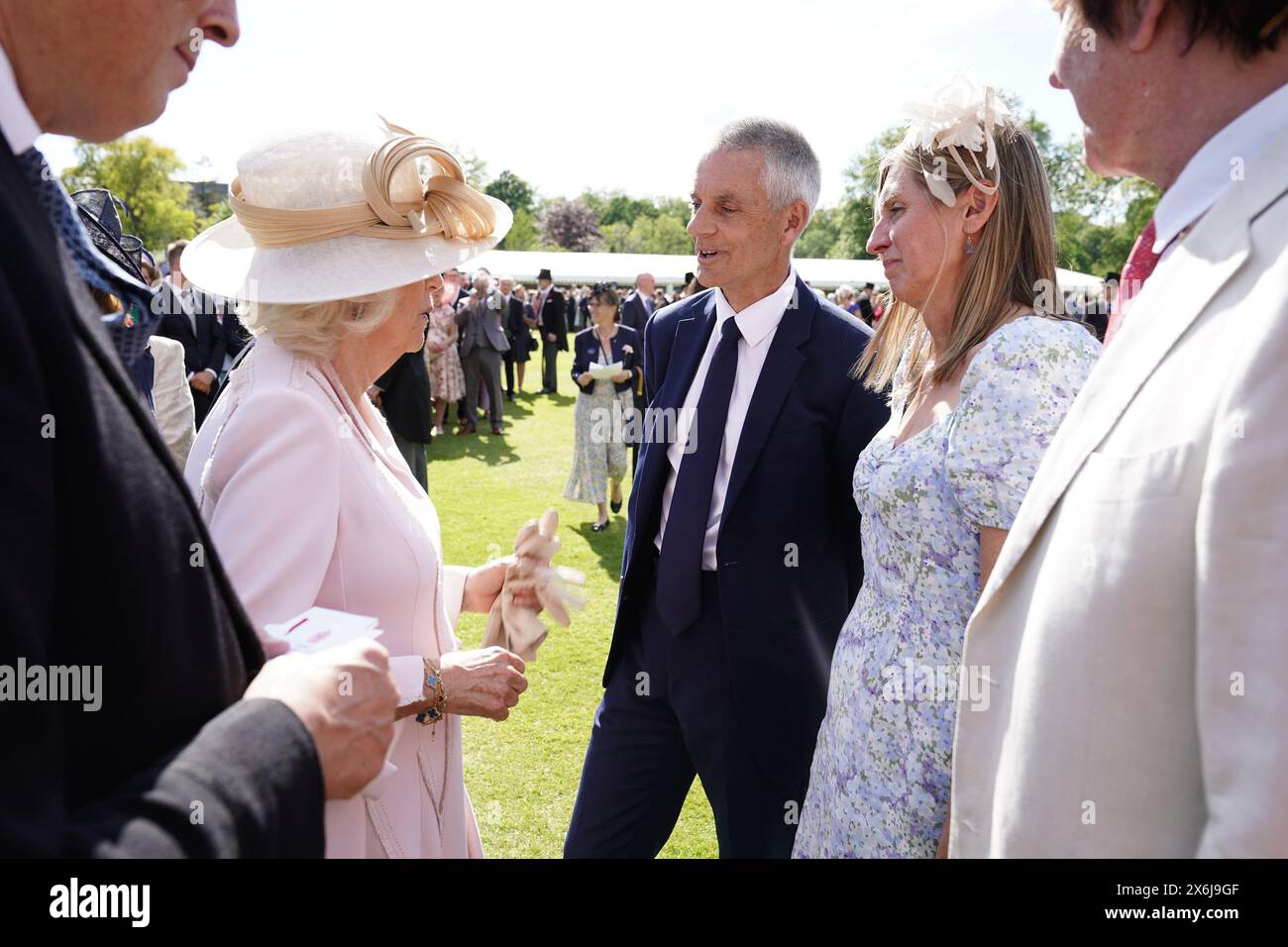 La regina Camilla parla con il direttore generale della BBC Tim DAVIE durante il Sovereign's Creative Industries Garden Party a Buckingham Palace, Londra, in occasione delle Creative Industries del Regno Unito. Il Garden Party riunirà circa 4.000 rappresentanti di cultura, arte, patrimonio culturale, cinema, TV, radio e moda. Data foto: Mercoledì 15 maggio 2024. Foto Stock