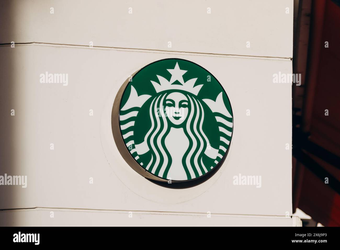 Nizza, Francia - 28 gennaio 2024: Cartello Starbucks Coffee Shop nel centro di Nizza Foto Stock