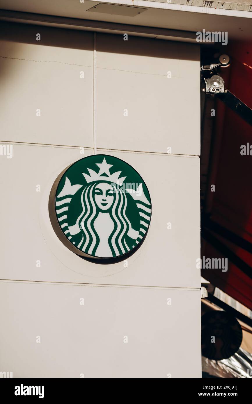 Nizza, Francia - 28 gennaio 2024: Cartello Starbucks Coffee Shop nel centro di Nizza Foto Stock