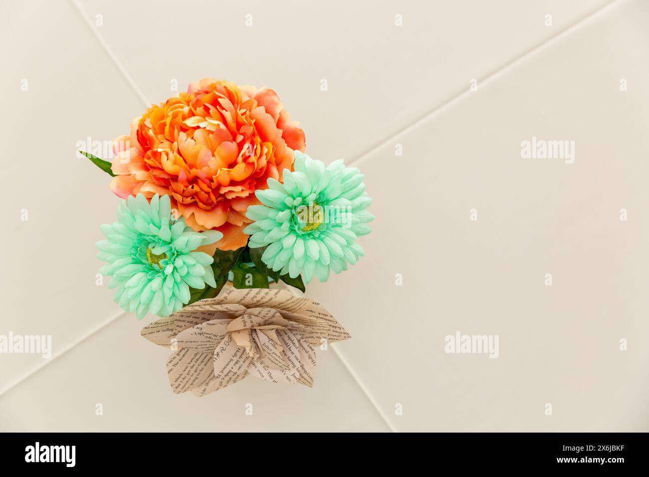 Decorazioni vivaci di fiori di carta da sposa: Elemento centrale del tavolo colorato Foto Stock