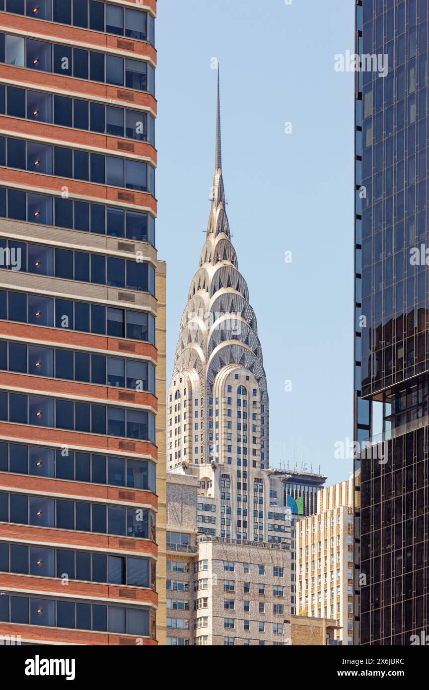 Il Chrysler Building, in stile Art Deco, domina la splendida guglia in acciaio che domina questa vista soleggiata di Midtown Manhattan, presa dal punto panoramico di East River. Foto Stock