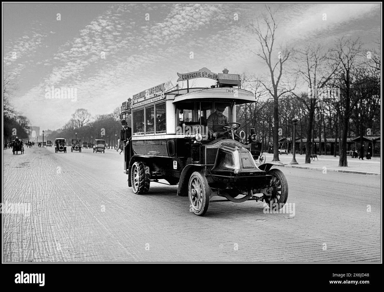 Autobus vintage Parigi 1910 RENAULT 164 compagnie générale des omnibus CGO con Arc de Triomphe sullo sfondo Parigi Francia. Trasporto pubblico anni '1900 a Parigi per Pte. De Neuilly- Palais Royal Foto Stock