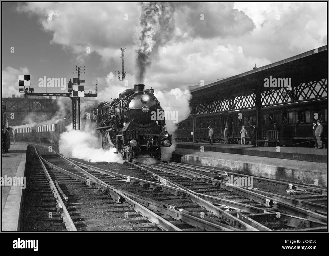 Locomotiva a vapore francese. Gare du Nord Paris Francia 1927. Prima partenza del treno a vapore l'Etoile du Nord, storica locomotiva a vapore in Gare du Nord Paris Francia. Gare du Nord Paris Francia. anni '1920 Foto Stock